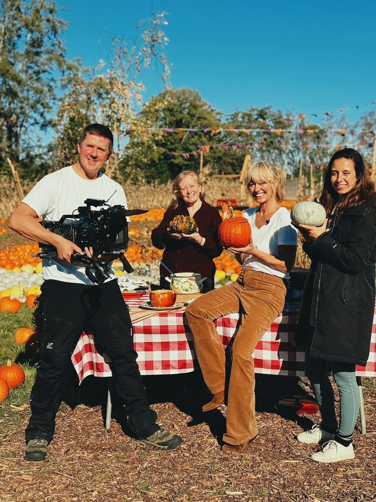 Such a fun morning cooking Live from Garsons farm in Surrey with @itv @thismorning ☀️ @garsonfarm_pyo 

I cooked a delicious Pumpkin &amp; Coconut Soup and also showed how I carve out pumpkins to use as serving vessels for soup, curries etc. 

You ca
