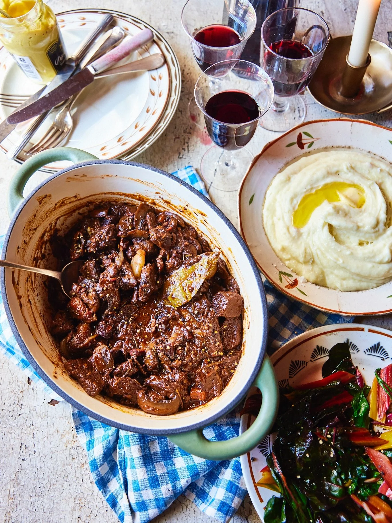 A gorgeous recipe for you for the weekend (scroll down 👇) from my new cookbook Happy Cooking (out in 2 weeks!). It&rsquo;s a slow cooked Boeuf Bourginon cooked in my new casserole pot 💚 Hope you enjoy the recipe. Happy Friday 😘 

Photo by @davidlo