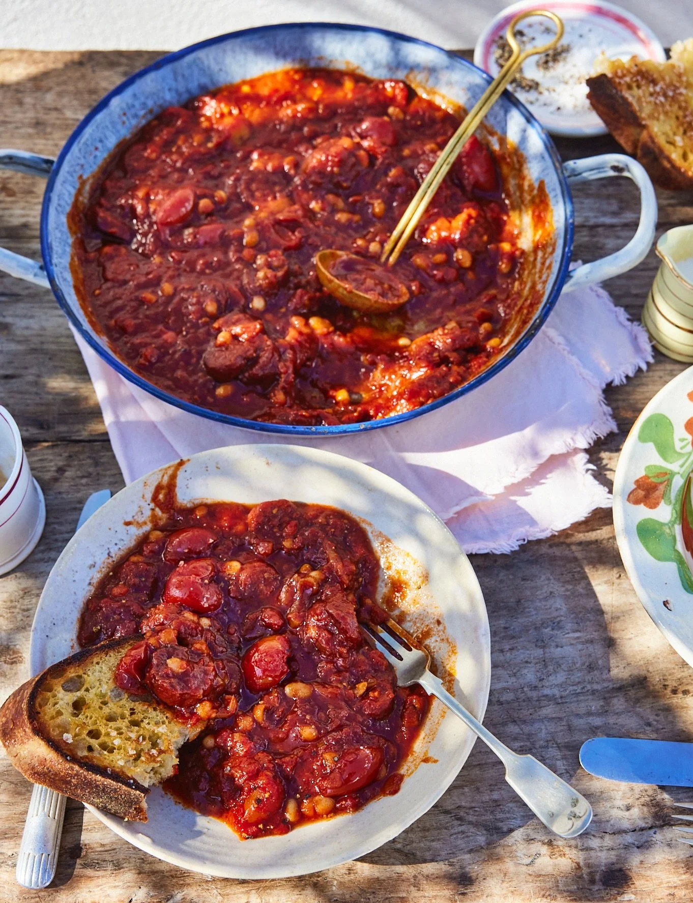 Happy Cooking on a Sunday! These are my delicious Slow Cooked Chorizo Baked Beans from Happy Cooking &hearts;️ Hope you enjoy the recipe xx 

Serves 6

INGREDIENTS: 
Olive oil 
150g shallots, peeled and finely chopped 
3 garlic cloves, crushed
3