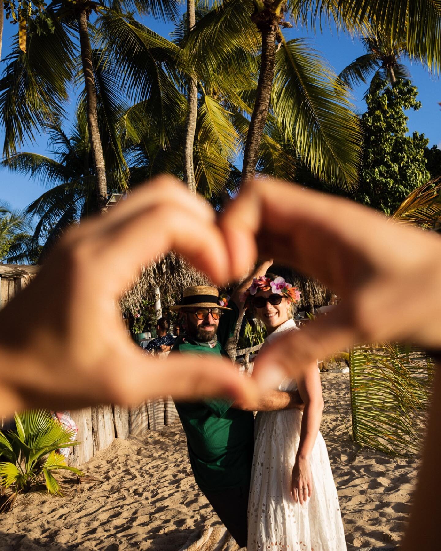 Se marier les pieds dans le sable, c&rsquo;est quand m&ecirc;me le feu ! Joyeux anniversaire de mariage aux Love 888 ❤️&zwj;🔥 This wedding was fire ! Exactly a year ago and hadn&rsquo;t taken the time to share it. Happy anniversary to these lovebird