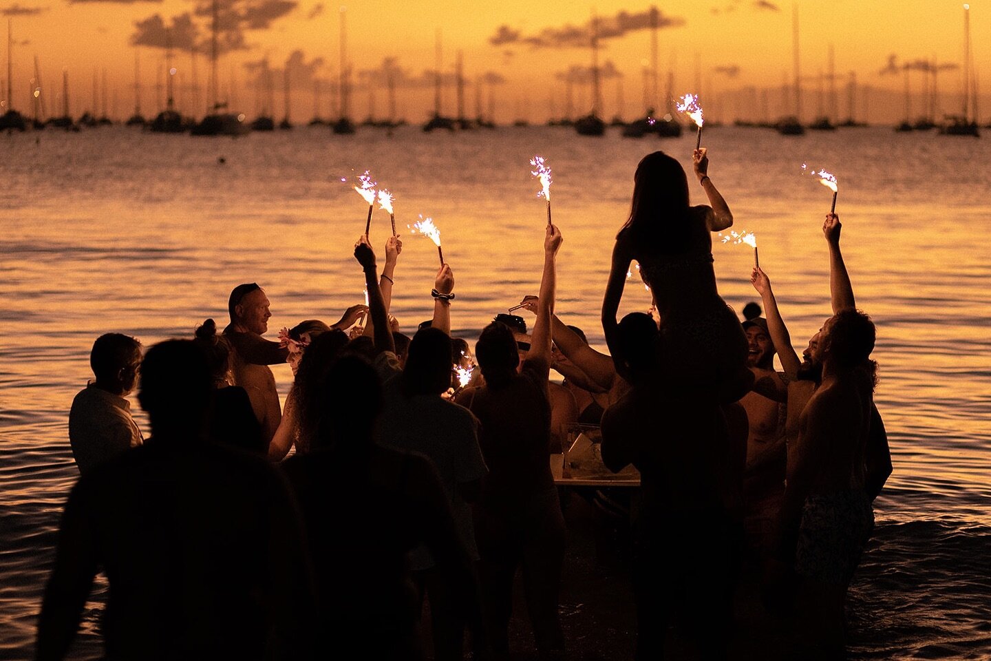 When the wedding ends like this, you know it was a good one 🎇✨🌅 
Un mariage qui fini dans l&rsquo;eau, c&rsquo;est tr&egrave;s tr&egrave;s beau !
.
.
.
.
#photographemartinique #martiniquephotographer #seancephotomartinique #photomartinique #inesar