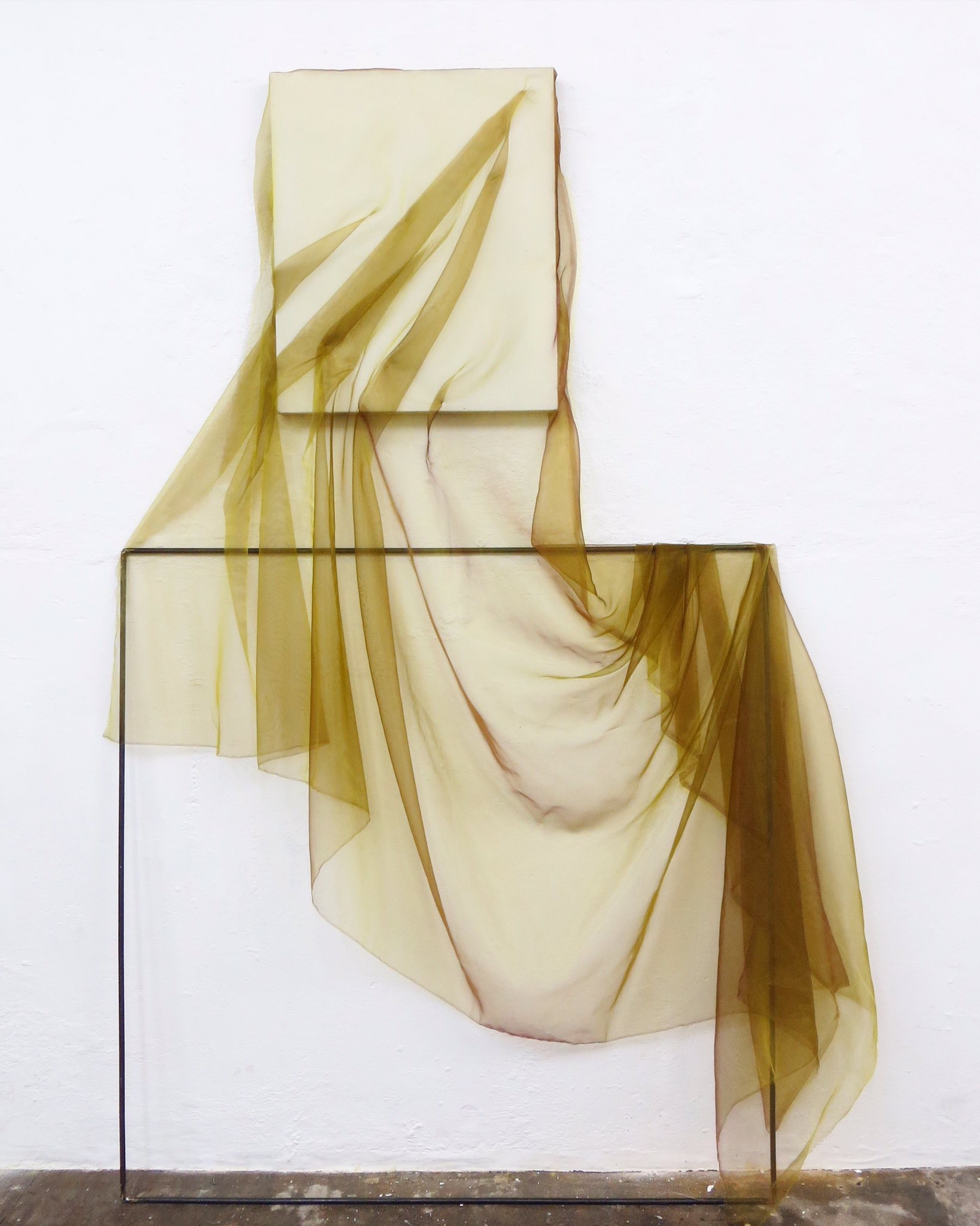 Rosalind Davis.Free fold. Poly organza,canvas and steel. 160x 100cmx5cm. 2016.jpg