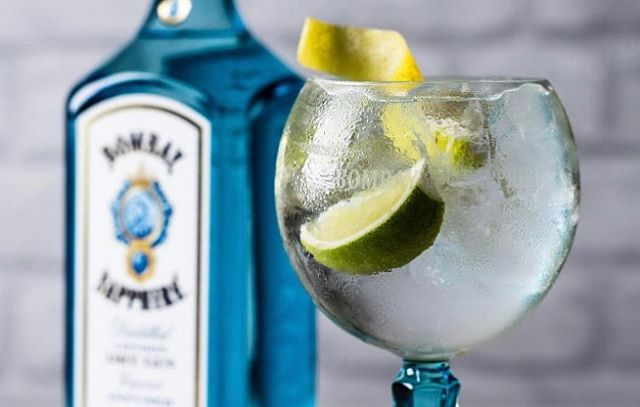 Stratfords got in the mood for Christmas this evening with the Christmas lights being switched on and so are we, buy any premium gin and get the Schweppes 1743 tonic on us till midnight. #thirstythursday #schweppes #bombaysapphire #brockmans #hendric