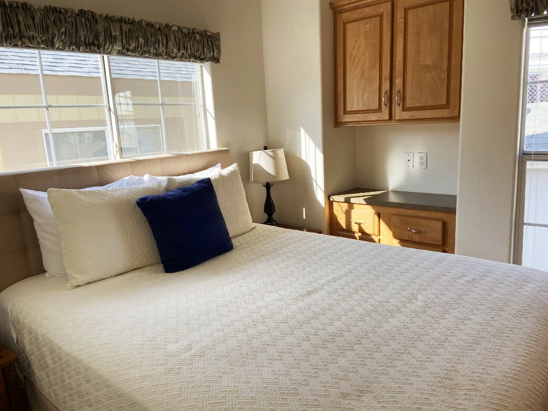 425-bedroom.jpg