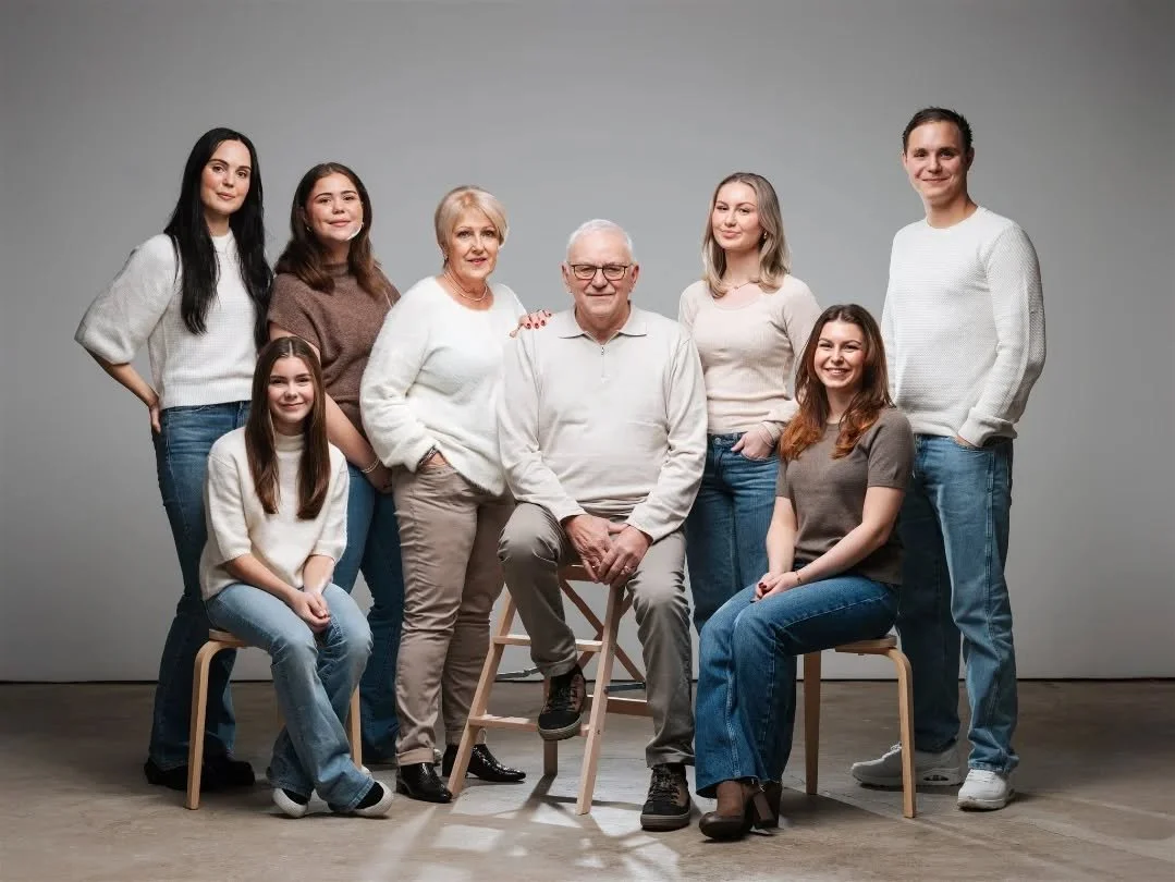 Bes&oslash;k i studio rett f&oslash;r jul! Besteforeldre med barnebarn 🤩 

Siste halve &aring;ret har v&aelig;rt rimelig hektisk. En lang, fantastisk fin bryllupssesong, skolefoto, familie og g&aring;rdsdrift kan bli litt mye. N&aring; er det endeli
