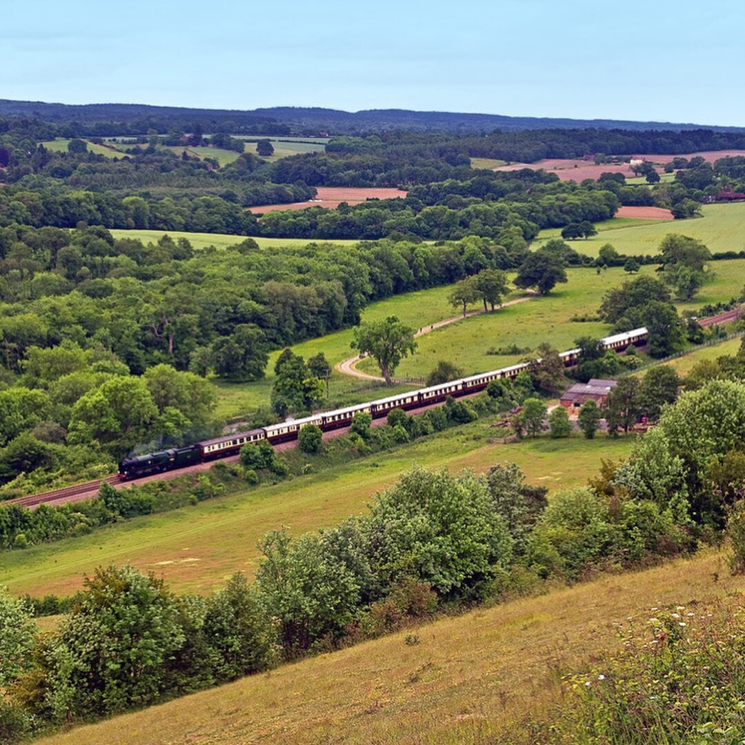 Who else loves trains?! Train travel is another one of my favorite modes of transportation.  Mix that with the vintage, glamorous nostalgia of the golden age of travel&hellip;yes, Please!
⠀⠀⠀⠀⠀⠀⠀⠀⠀
So, today a little luxe #travelinspo for you.  Trans