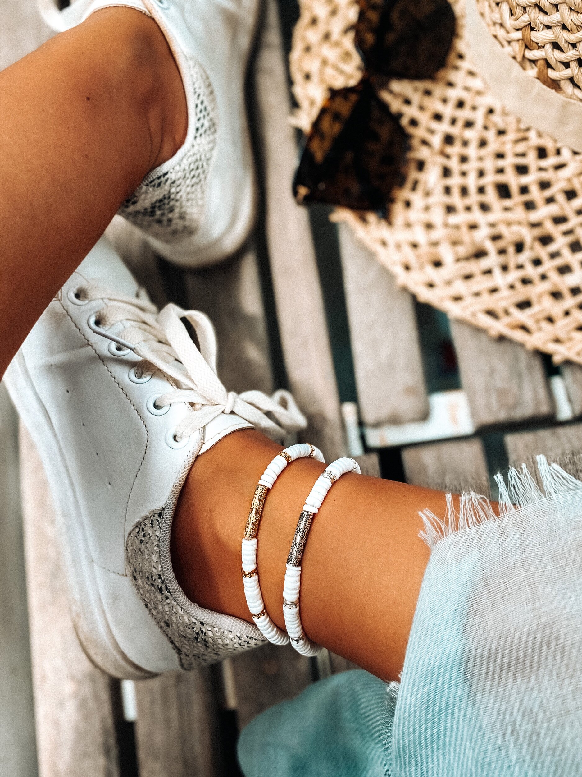 Bracelet de Cheville Sugar Bay plaqué or ou argent et perles Heishi portés