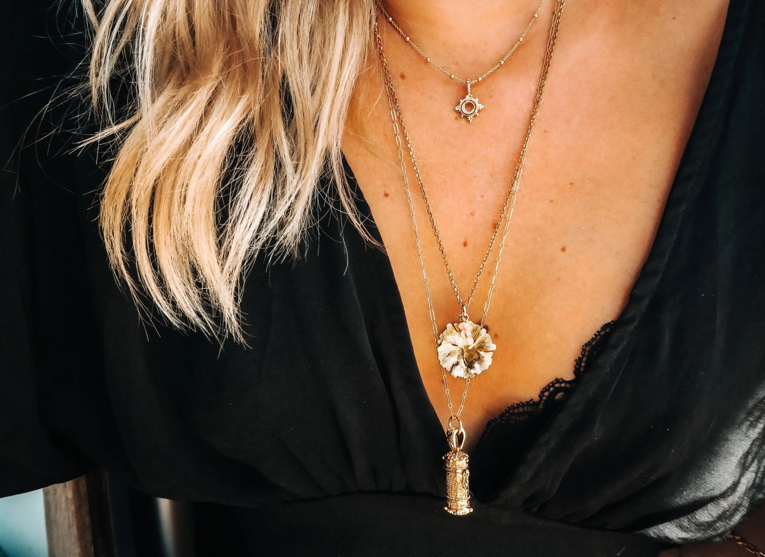 Collier Secret Harbour plaqué or look noir