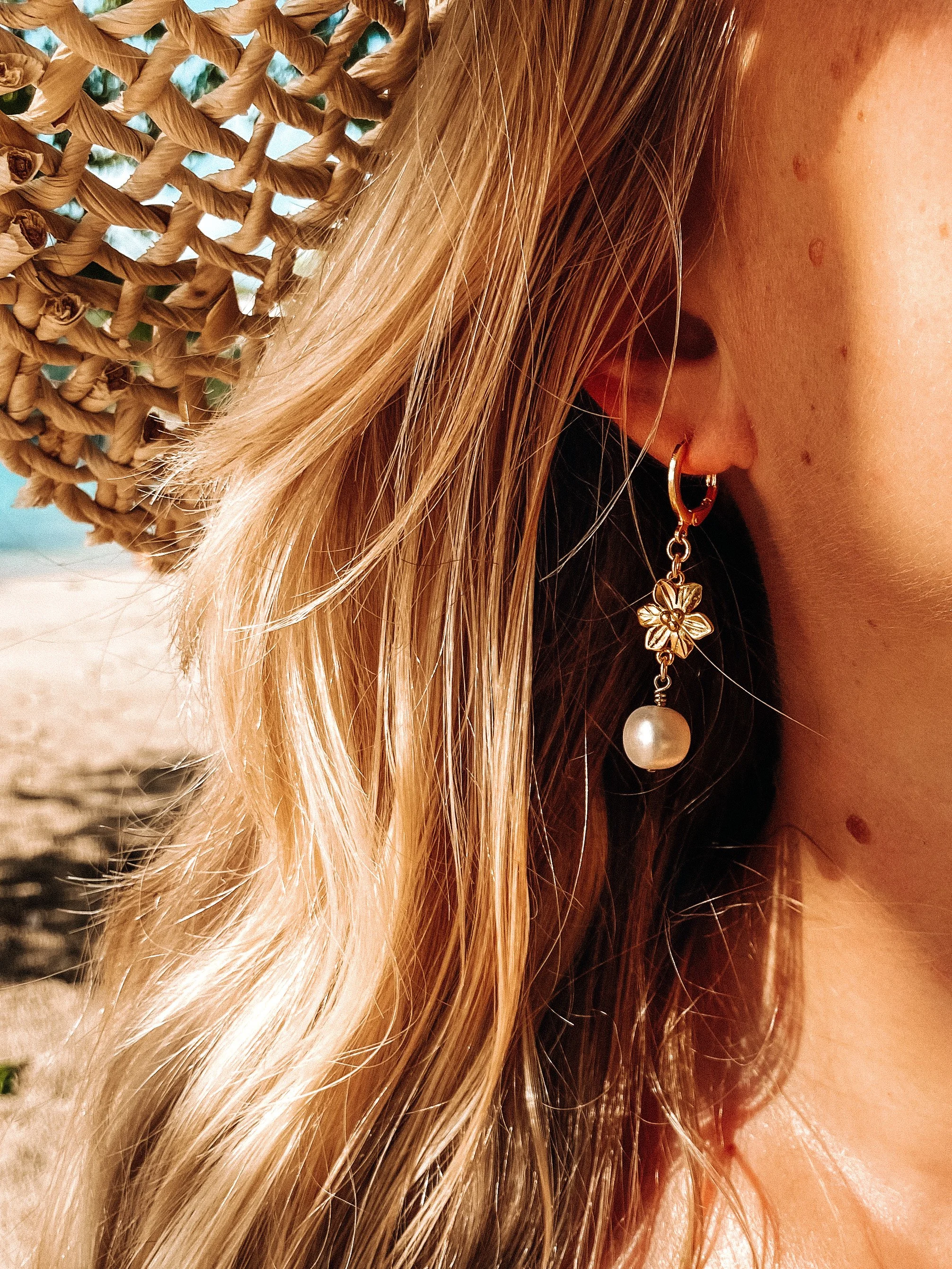 Boucles d'Oreilles Anguilla plaqué or et perles d'eau douce portées