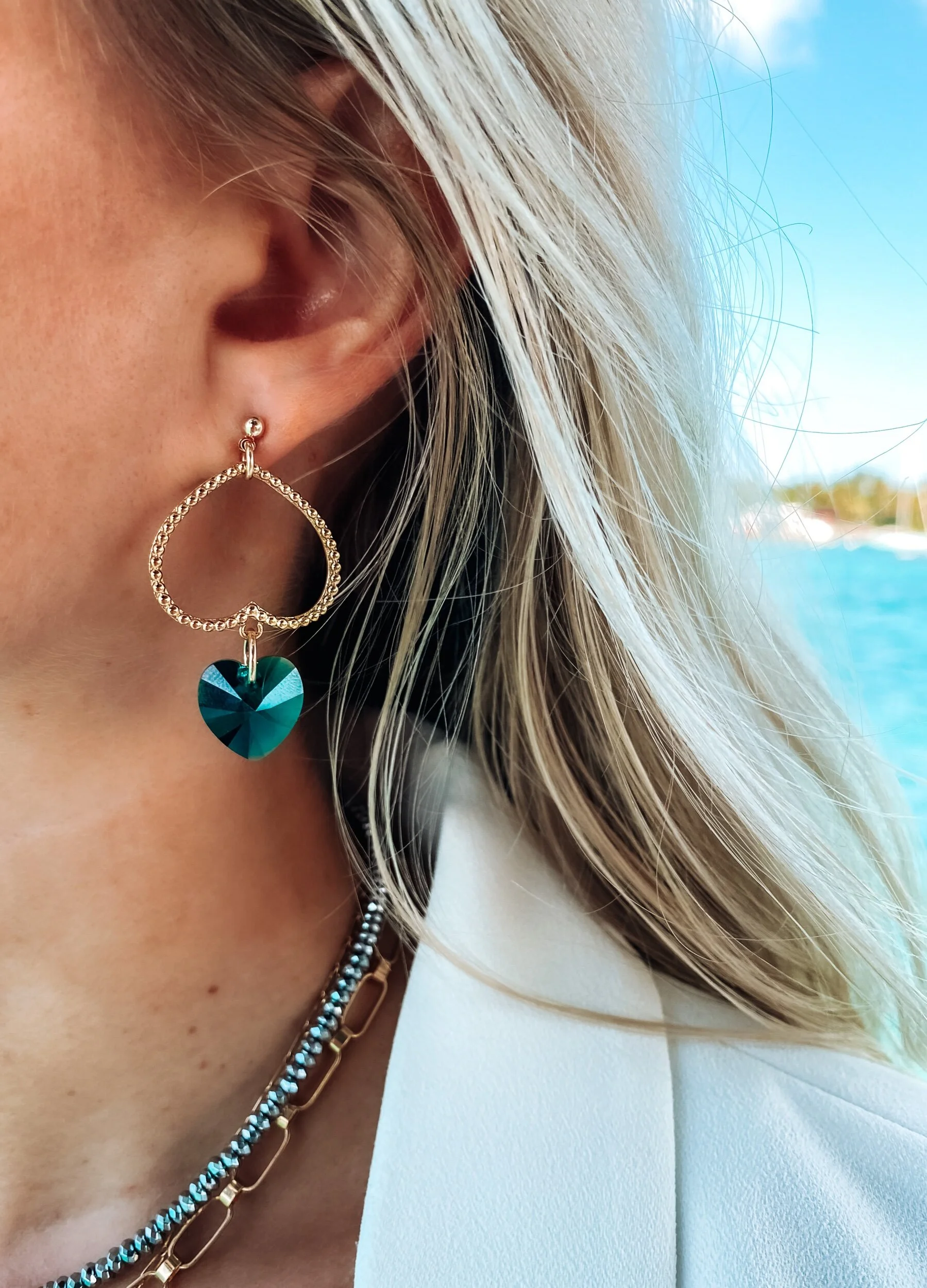 Boucles d'oreilles plaqué or et cristal de Swarovski portées