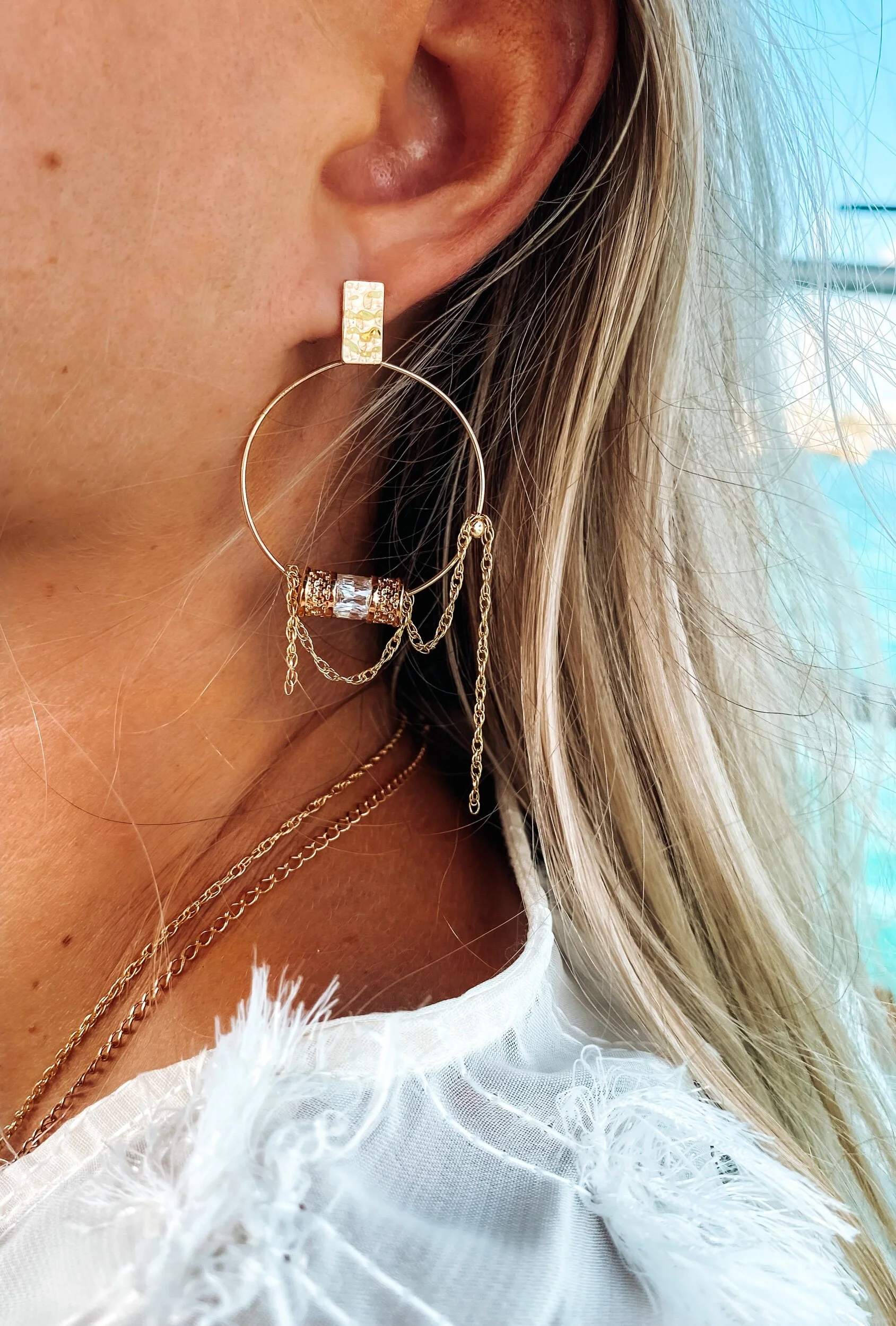 Boucles d'oreilles Sandy Island plaqué or et zircon portées