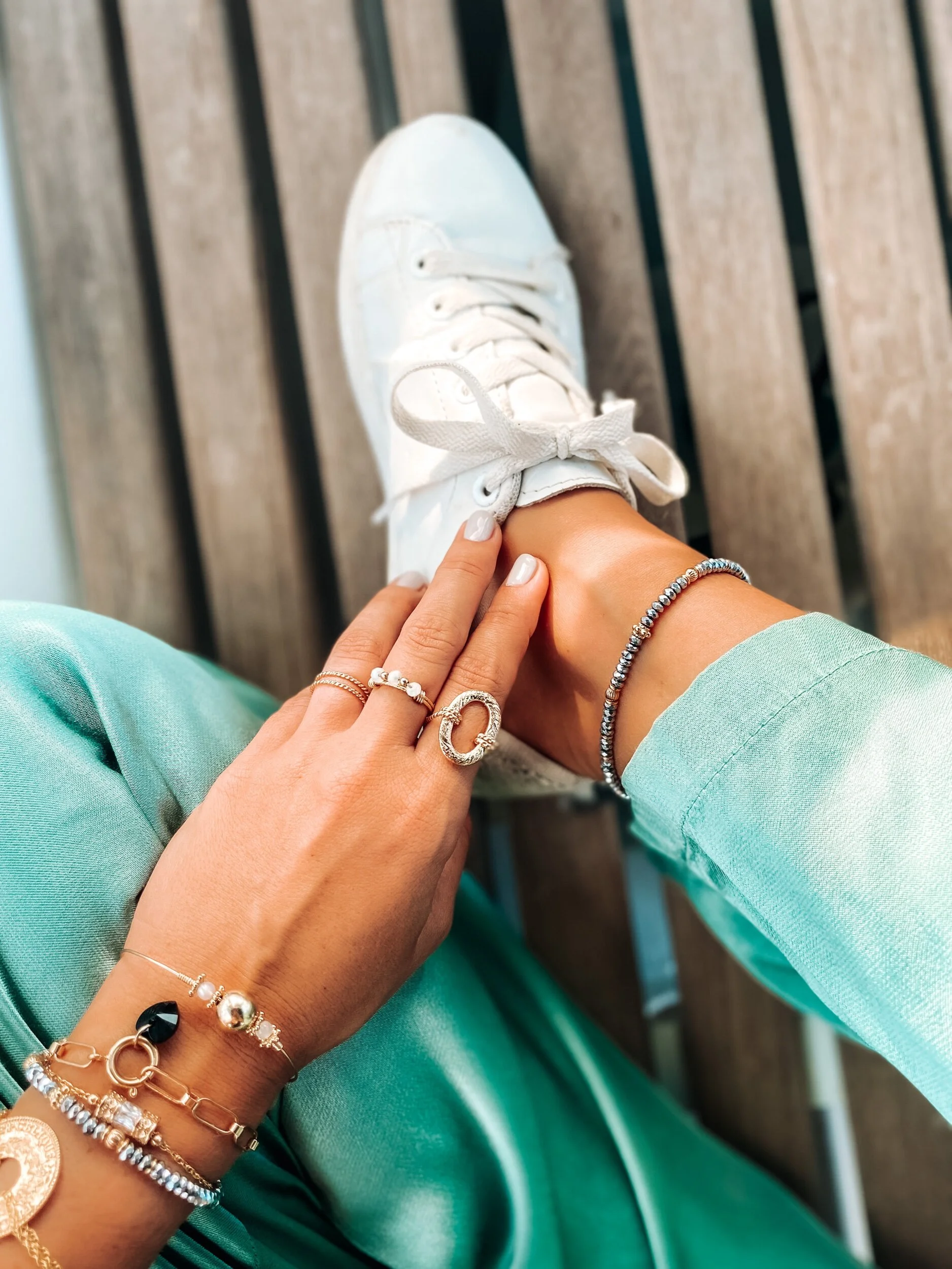 Bracelet de cheville Silver Hill plaqué or et hématites porté