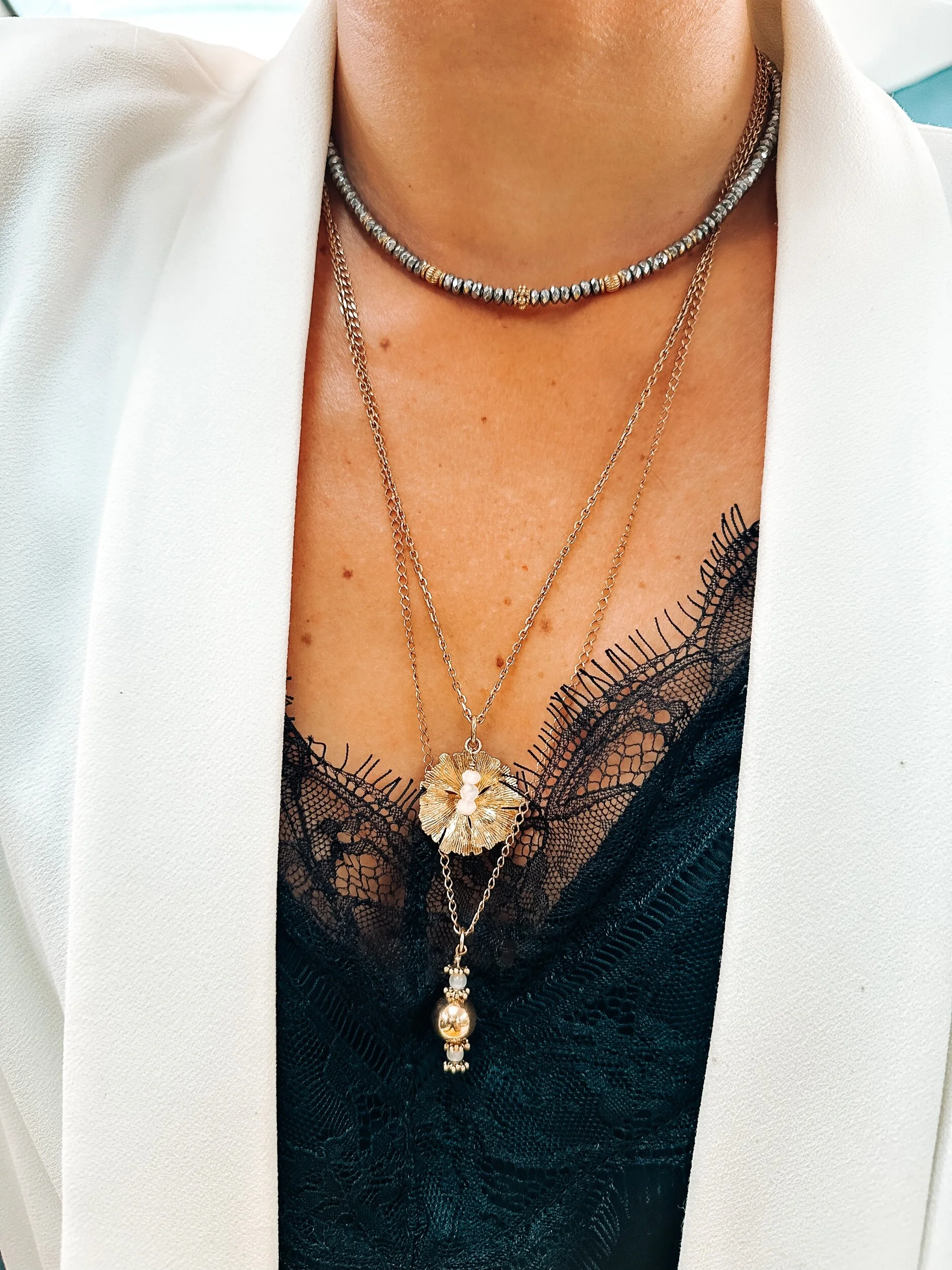 Collier Jolly Harbour plaqué or et pierre de lune porté