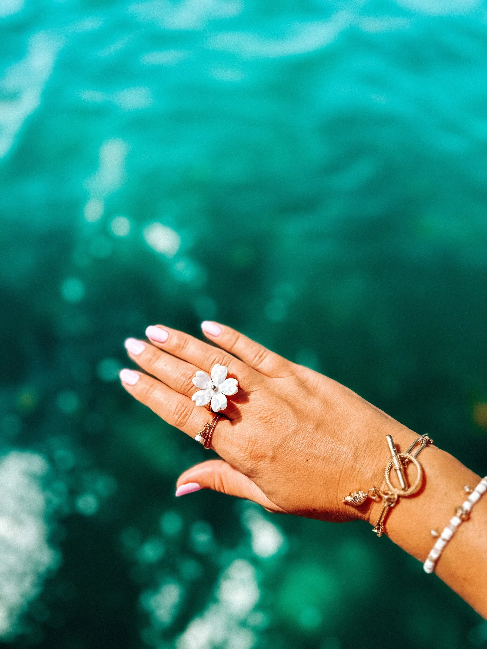 Bague Maiden Island Plaqué Or et Fleur Acétate Portée