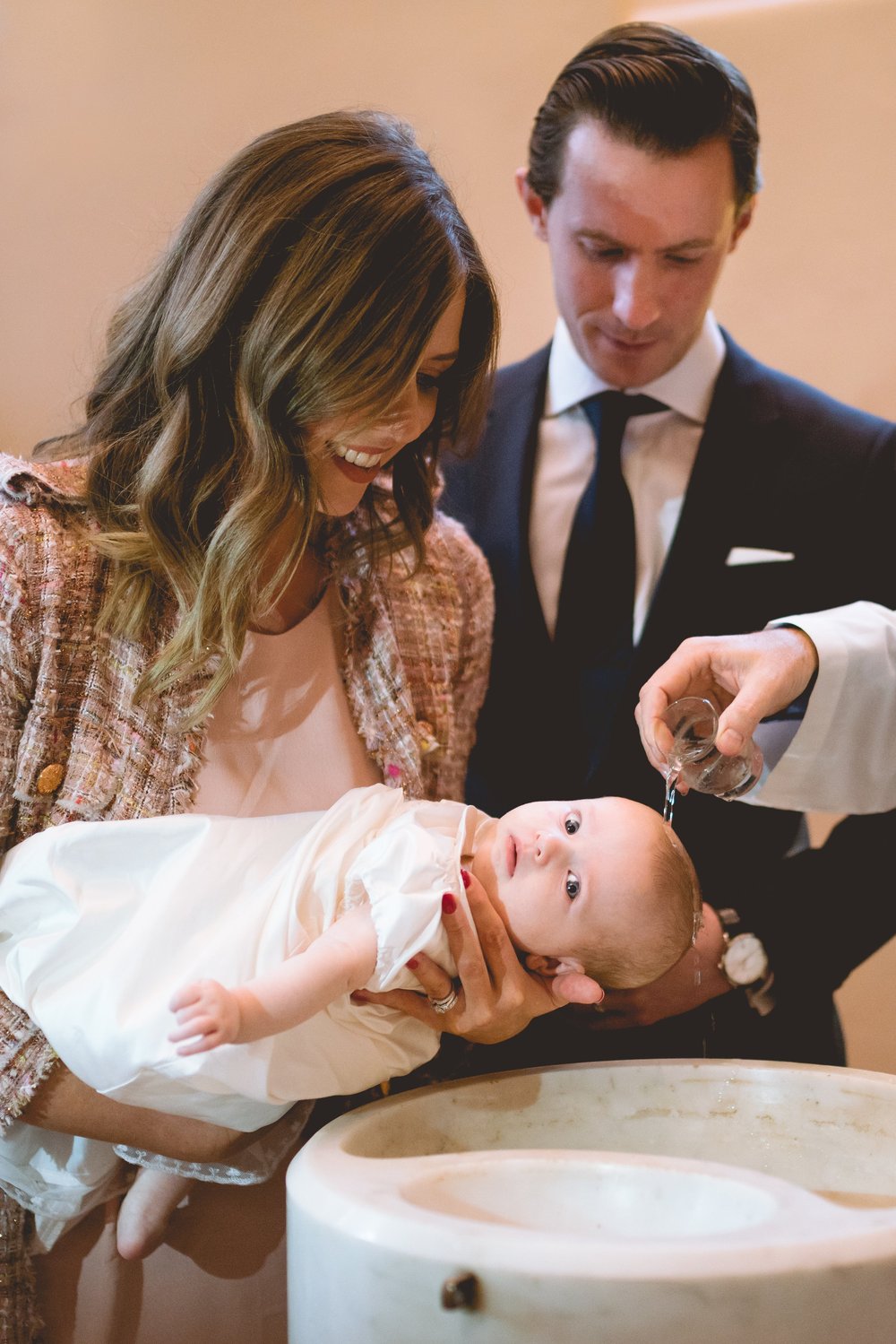 Bébé auprès de la pia batismal