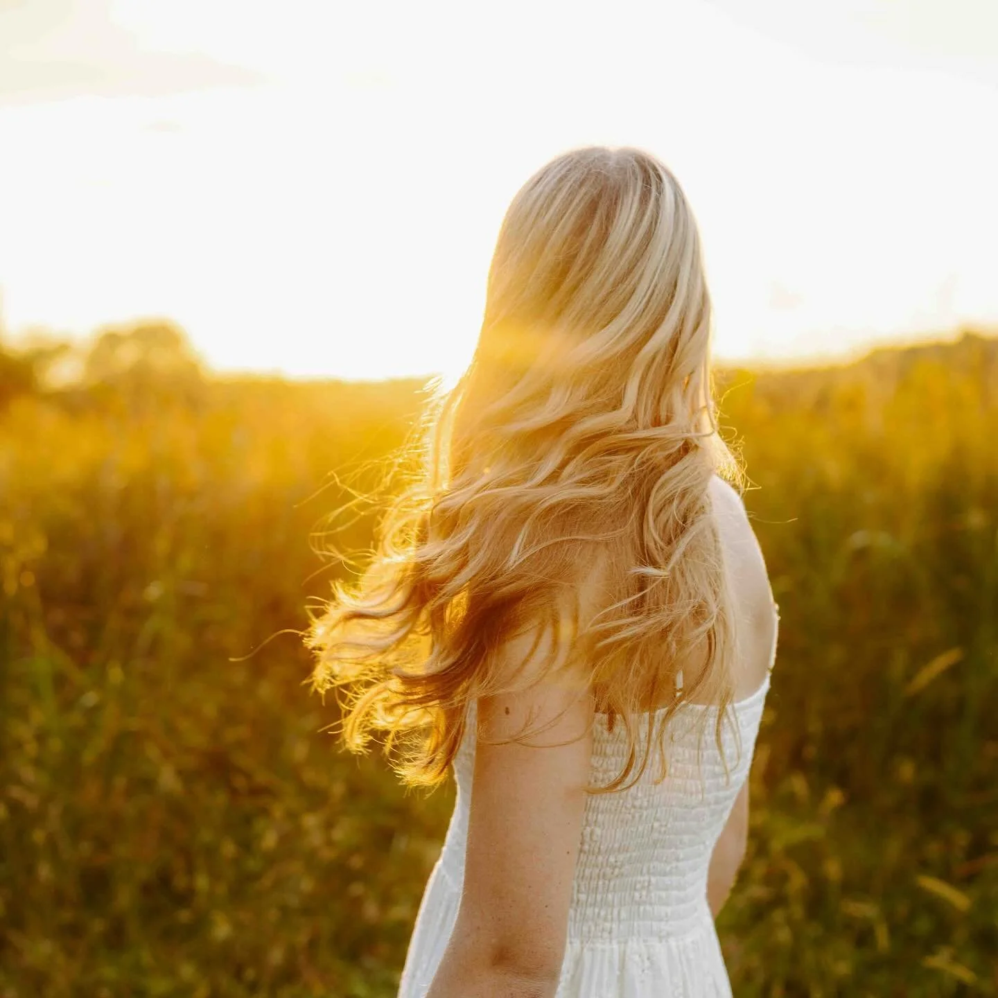 This is why I suggest golden hour and open fields! 
☀️📸❤️🎉🤩