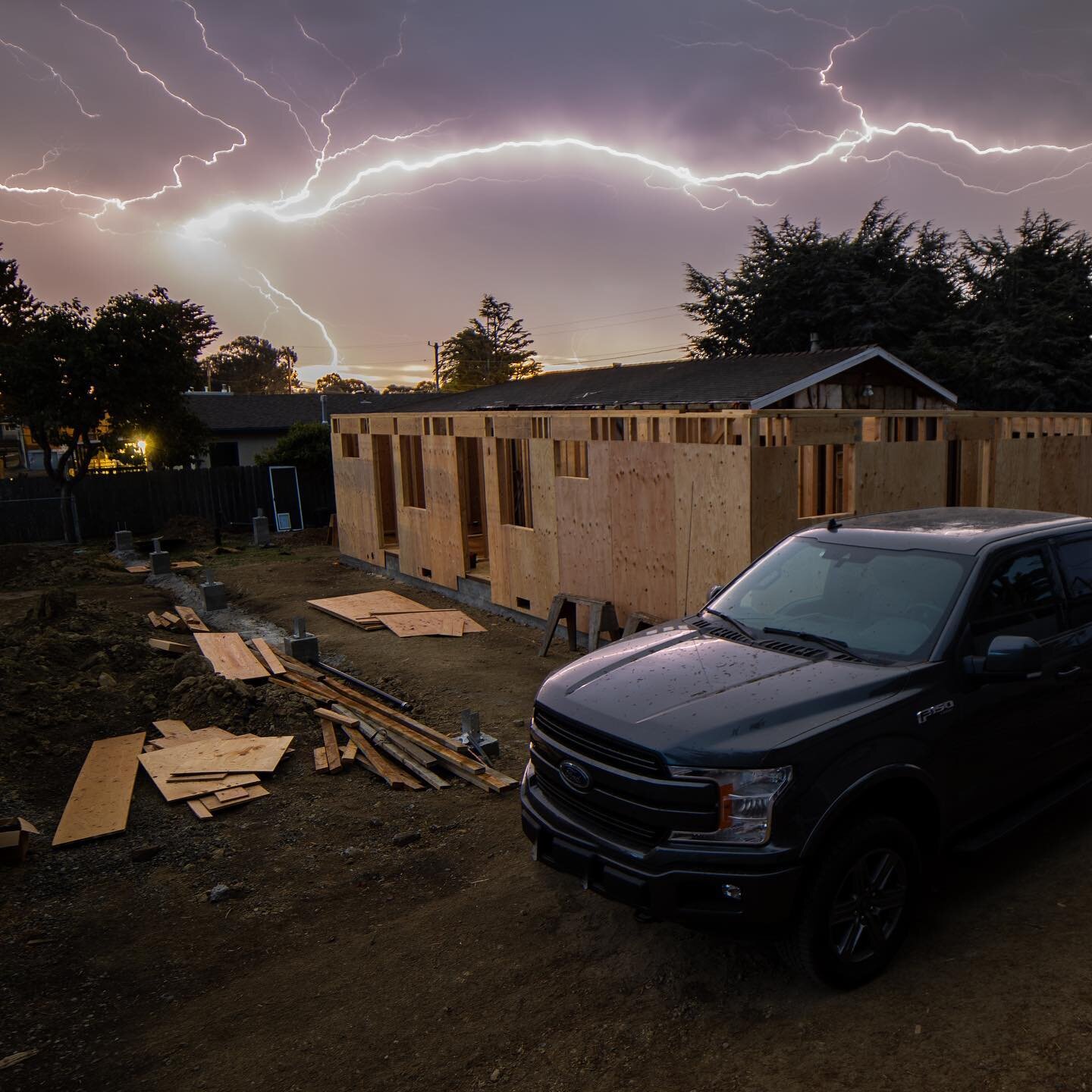 We had a surprise lightning storm come through and caught a bit on the construction time lapse camera. Check it out at the end of our 3rd home addition update video!  Link in the bio 😀
#homeaddition #attheminifarm #pramadakoradox #lightningstorm #co