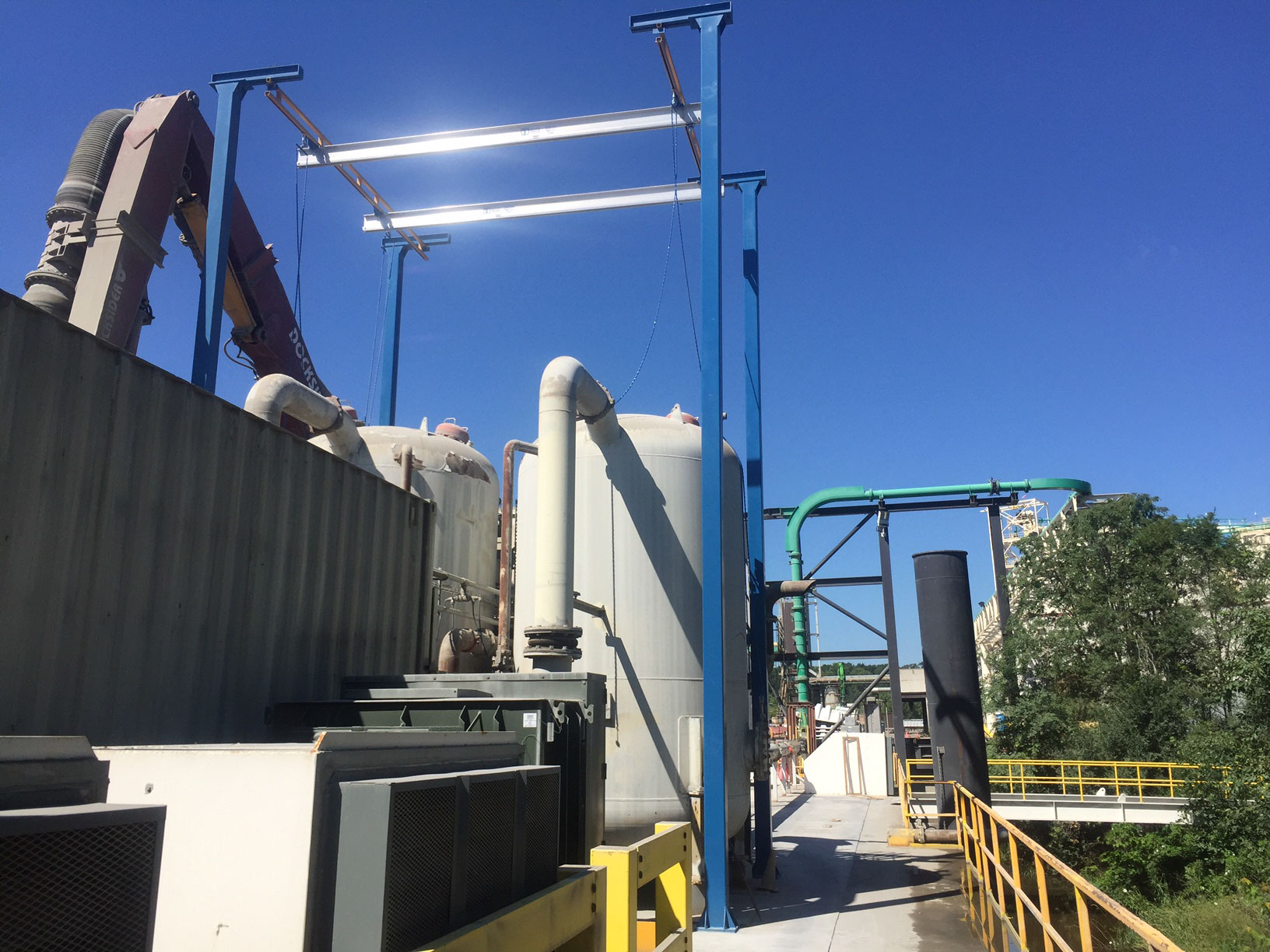  The fall protection system installed by Yale features a rail and trolley system that allows workers to maintain an overhead tie off while they safely and efficiently access multiple elevated work areas. 