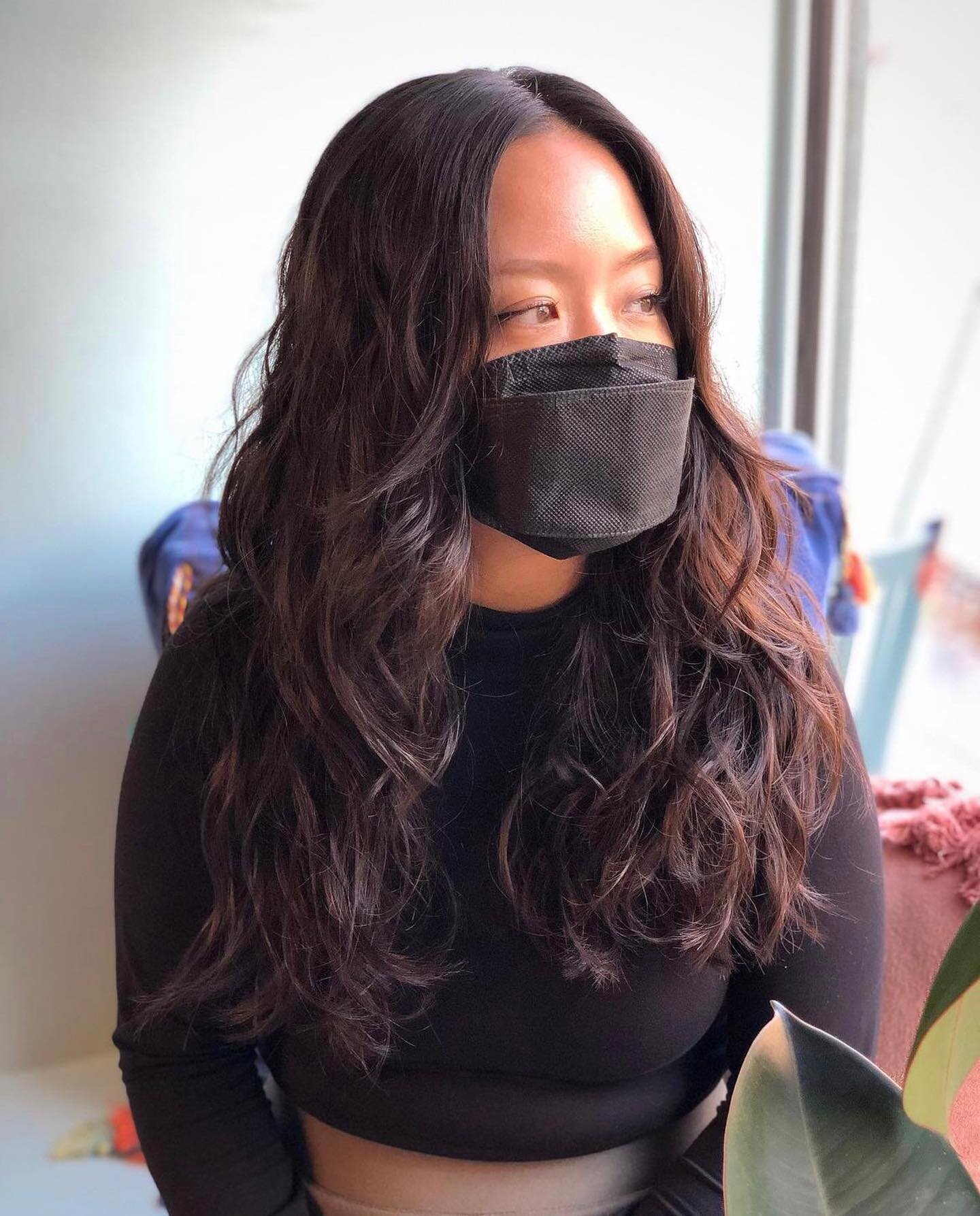 @featherandsage_rva&rsquo;s client, hannah, got some fresh new layers that add so much amazing dimension to her natural waves 🌊🤩
.
.
.
.
.
#rva #rvahair #layers #wavyhair