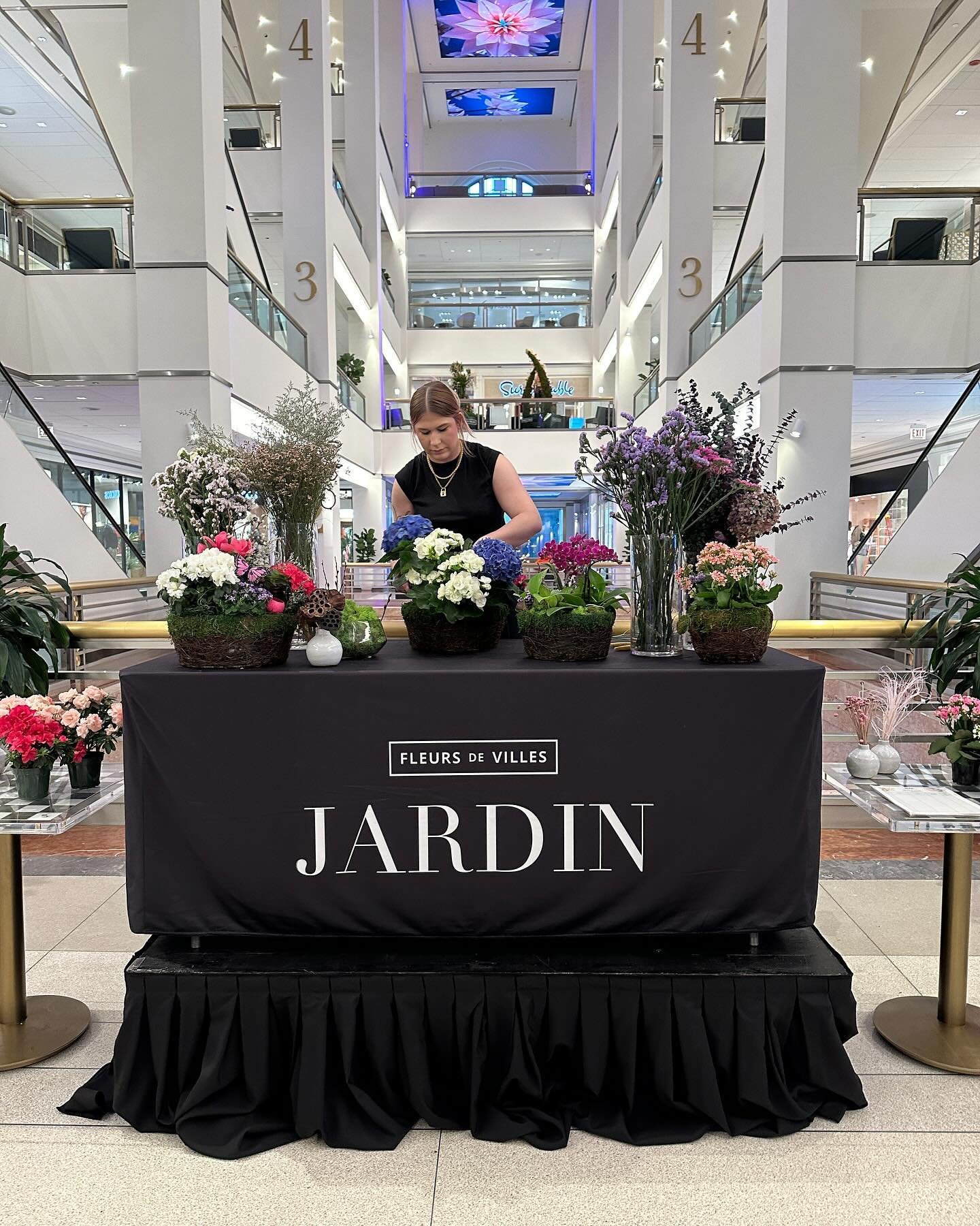 If you're downtown the next few days, stop by one of our workshops @900shops for the @fleursdevilles show Artiste. 11 and 1, F-Sun. There are so many talented florists here, this is really a treat.

#flowers #workshops #buildabasket #freeworkshop #ch