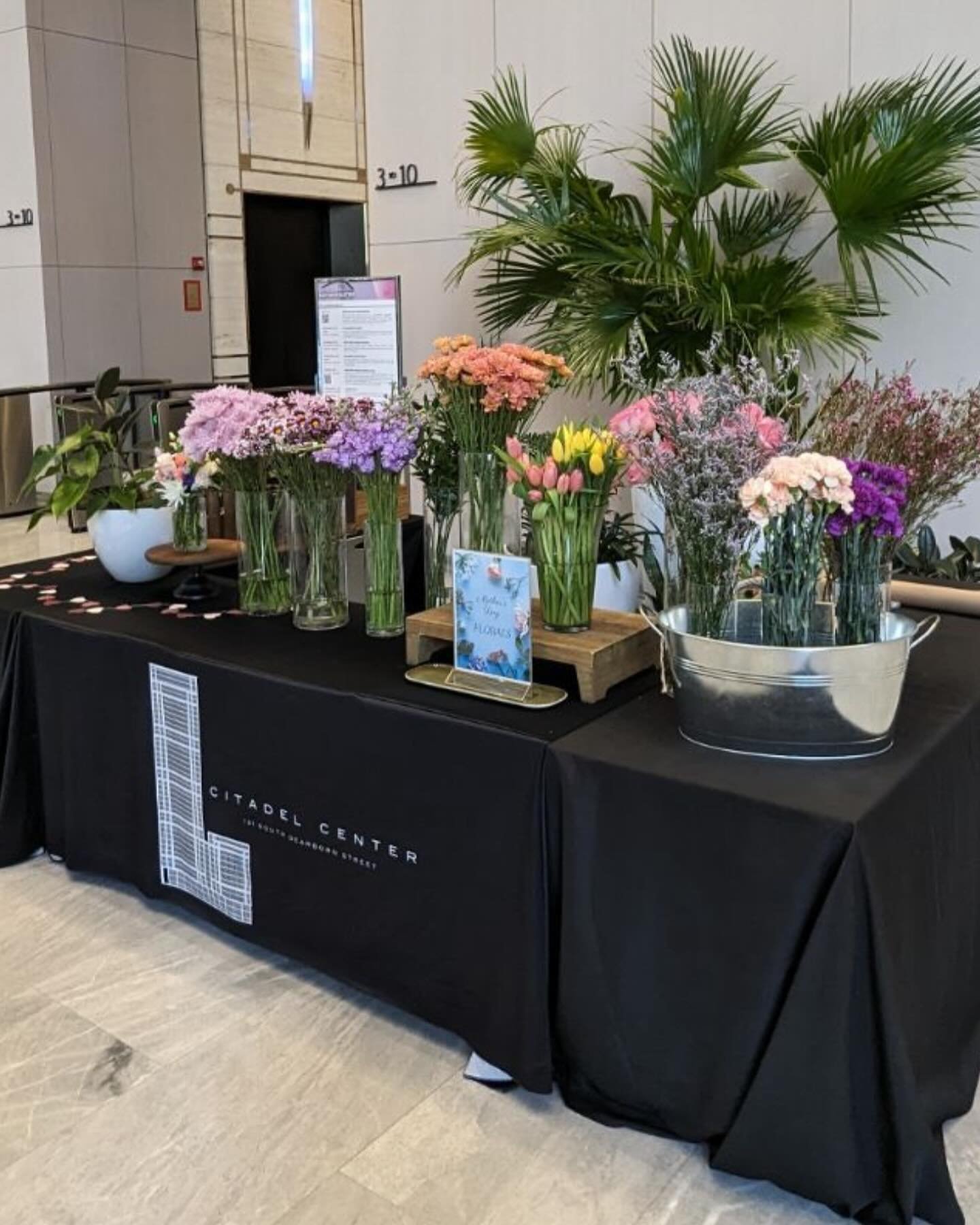 Today's pop up: build your own bouquet bar.

#office #chicagooffice #officechicago