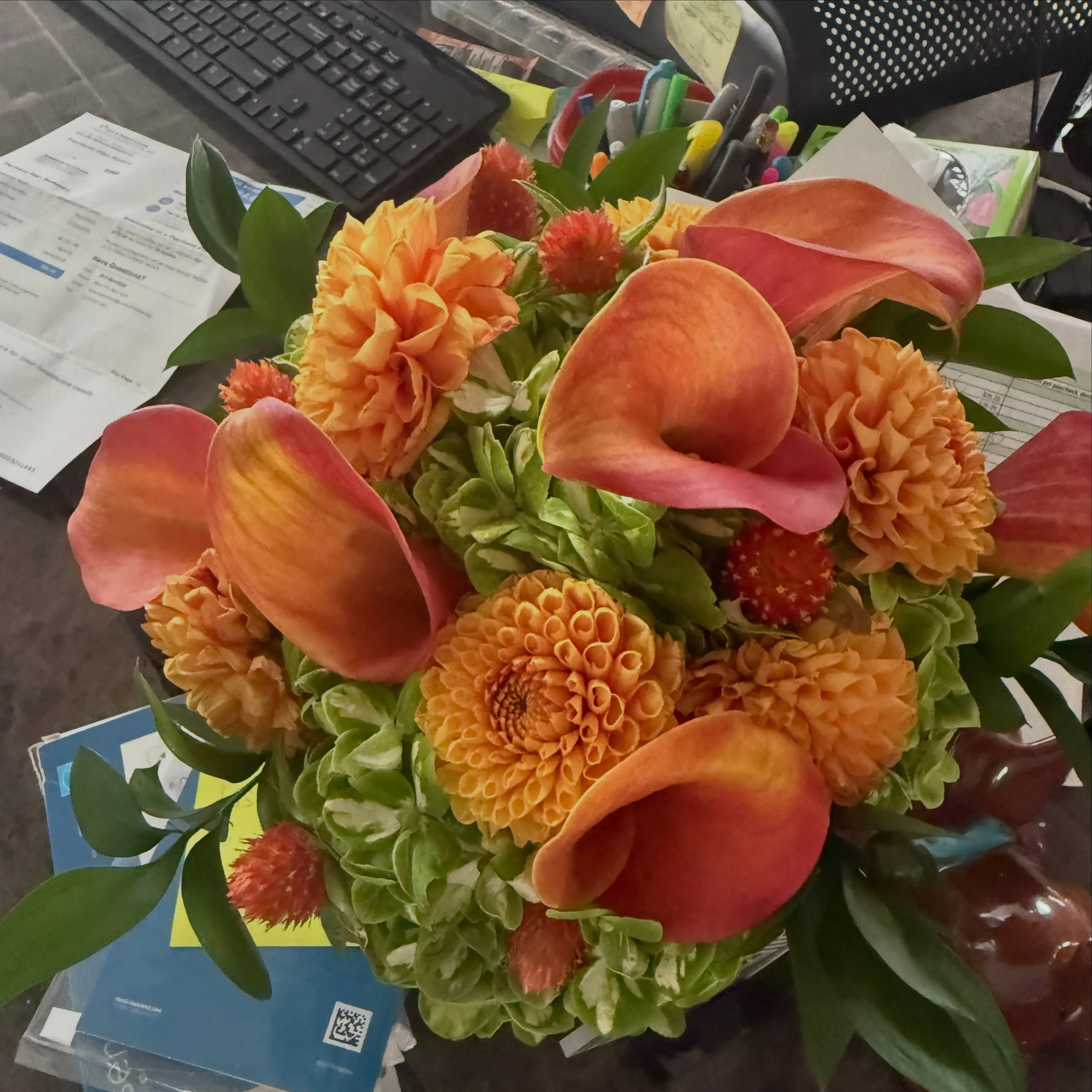 Crazy desks need strong flower focal point for relaxation.

#officeflowers #chicagoflowers #chicagooffice