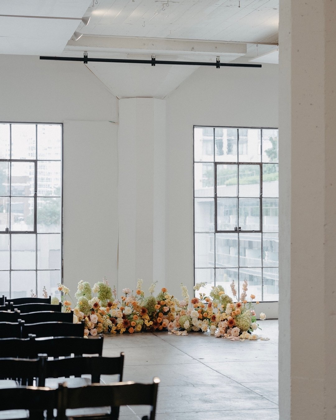 how could we not do a ground installation?? @poppyhill_flowers 

there&rsquo;s just something about the contrast of such a colorful, natural element against the industrial concrete floor of the building that brings me such joy

venue: @hudsonloft
pla