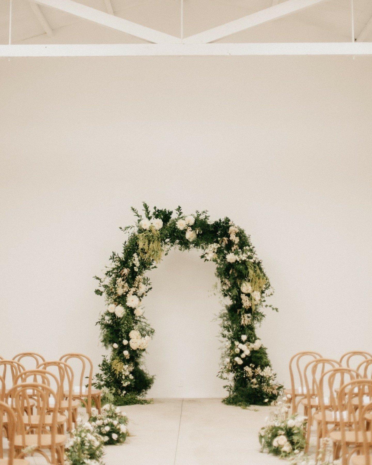 the most stunning ceremony installation you ever did see

venue: la_avenida_ventura_
coordination: @amyroseevents
florals: @maximumbloomage
photography: @lpkphoto
videography: @emmamariej_
rentals: @venturarental
catering: @catering_connection
DJ: @n