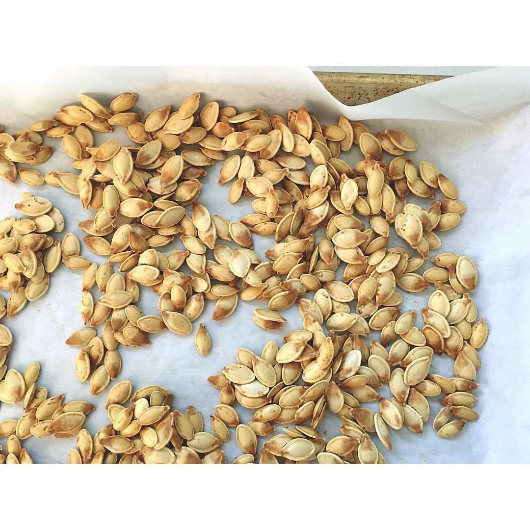 Of course we had to do this today 🎃. Did you know that pumpkin and squash seeds have valuable health benefits? For starters they are vermifuge! This means they will help expel worms and parasites from the gut. They have a specific influence on the colon and digestive organs being an EARTH element food, and because of this can also be used to calm motion sickness or nausea. I love October for reminding me to get my fix. If you want fun toasting ideas - recipe queen @heidijswanson has some up recently that look reallll tasty. ❤️
.
.
.
#5elements #foodtherapy #chinesemedicine #holisticnutrition #holistichealth #healingfoods #fiveelements #earthelement #pumpkinseeds #eattherainbow #onthetable #eatingwelleats #wellness