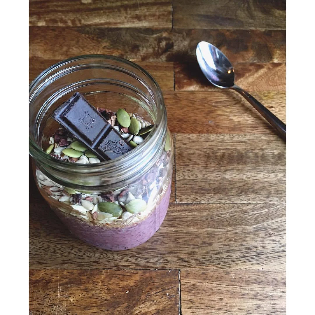 AFTERNOON PICK ME UP/ Frozen blueberries & cherries, ½ banana, ½ avocado, 2 Tbsp cashew butter, probiotics, 2 scoops collagen peptides, blend with filtered water. Raw almonds + pepitas + cacao nibs + granola + a chunk of dark salted chocolate. Healthy indulgence for a stressful week ahead of packing and moving into temporary housing with the folks until our house is done!
.
.
.
#medicinekitchen #smoothiebowl #healingfoods #superfoods #fuelyourbodyright #healthyeating #onthetable #nutsandseeds #collagen #cacao #energy #holistichealth #stressreliever #nourishyourself #snacktime (at Hyde Park (Austin, Texas))