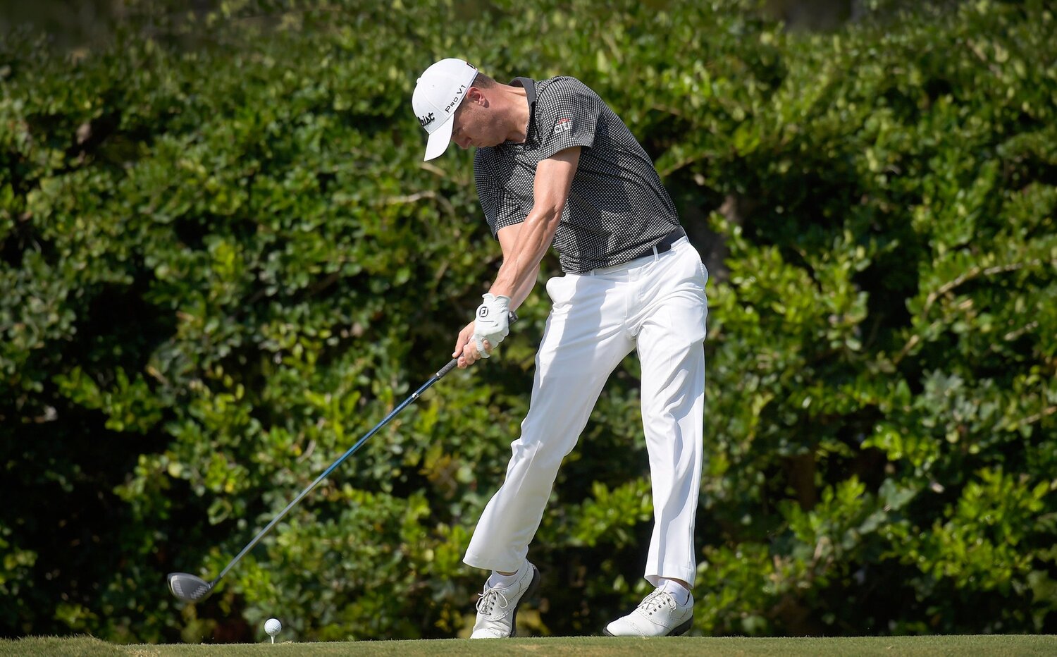 Justin Thomas est un excellent exemple démontrant l’importance de la rotation des hanches afin de générer de la vitesse et de la puissance dans l’élan de golf.