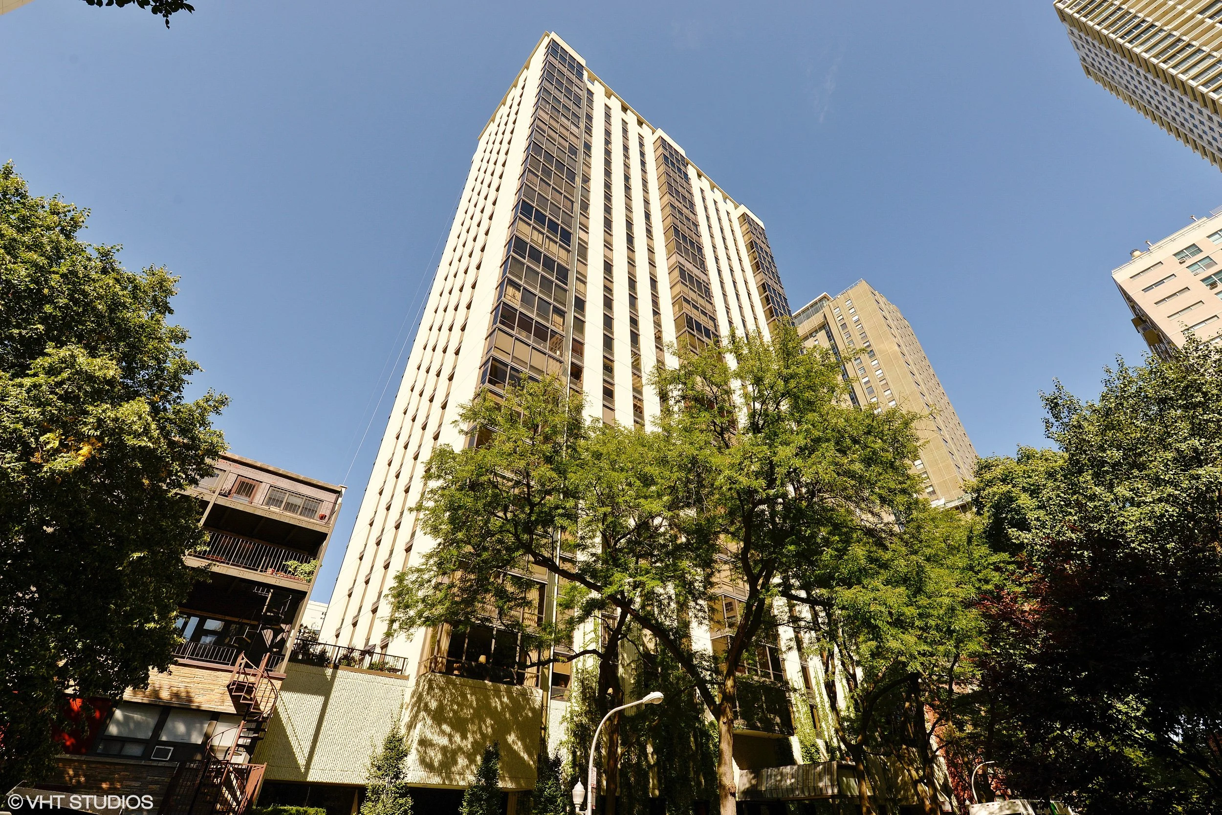 01_100EBellevue_Unit17B_57_FrontView_HiRes.jpg