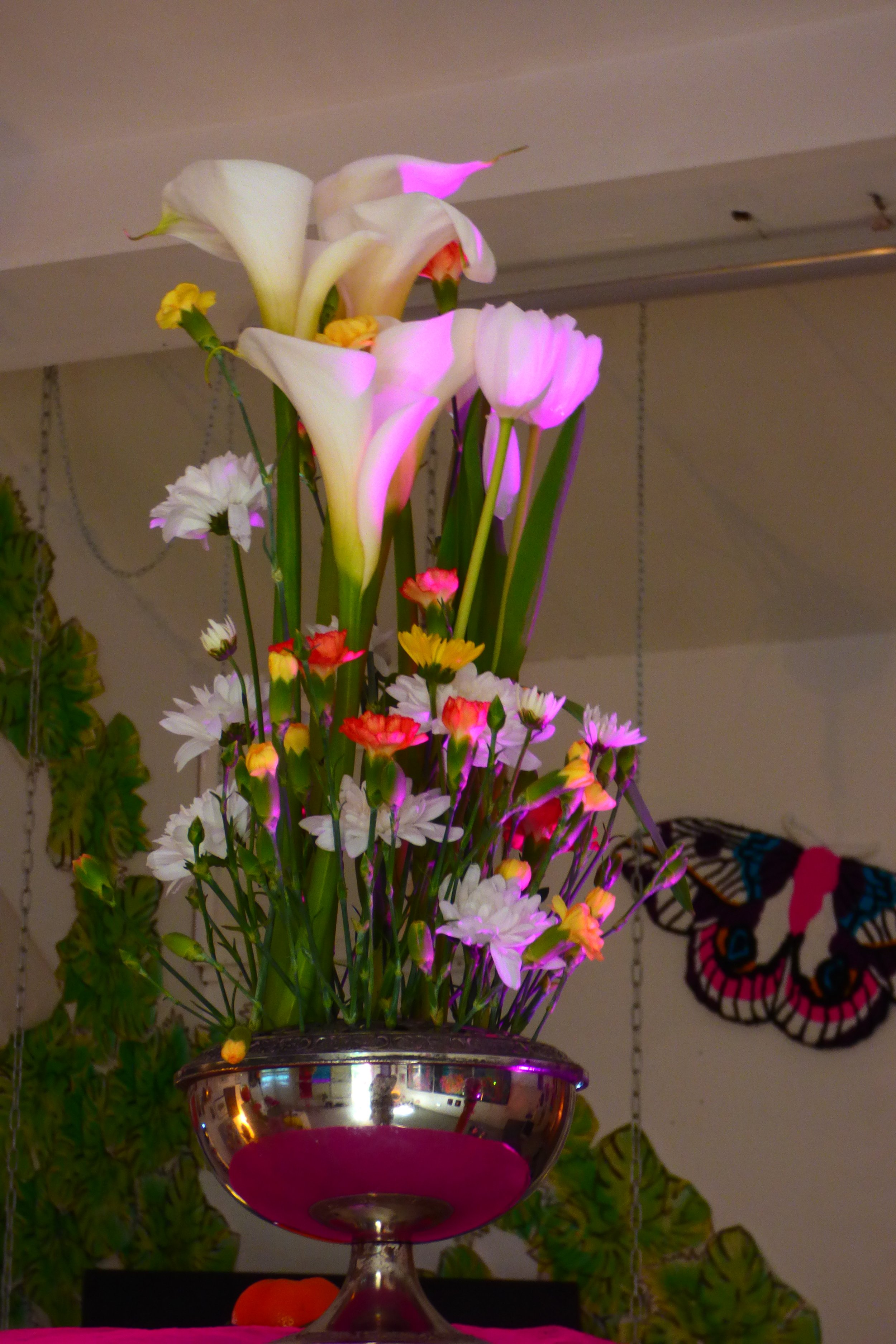 Center arragment with easter lillies.JPG