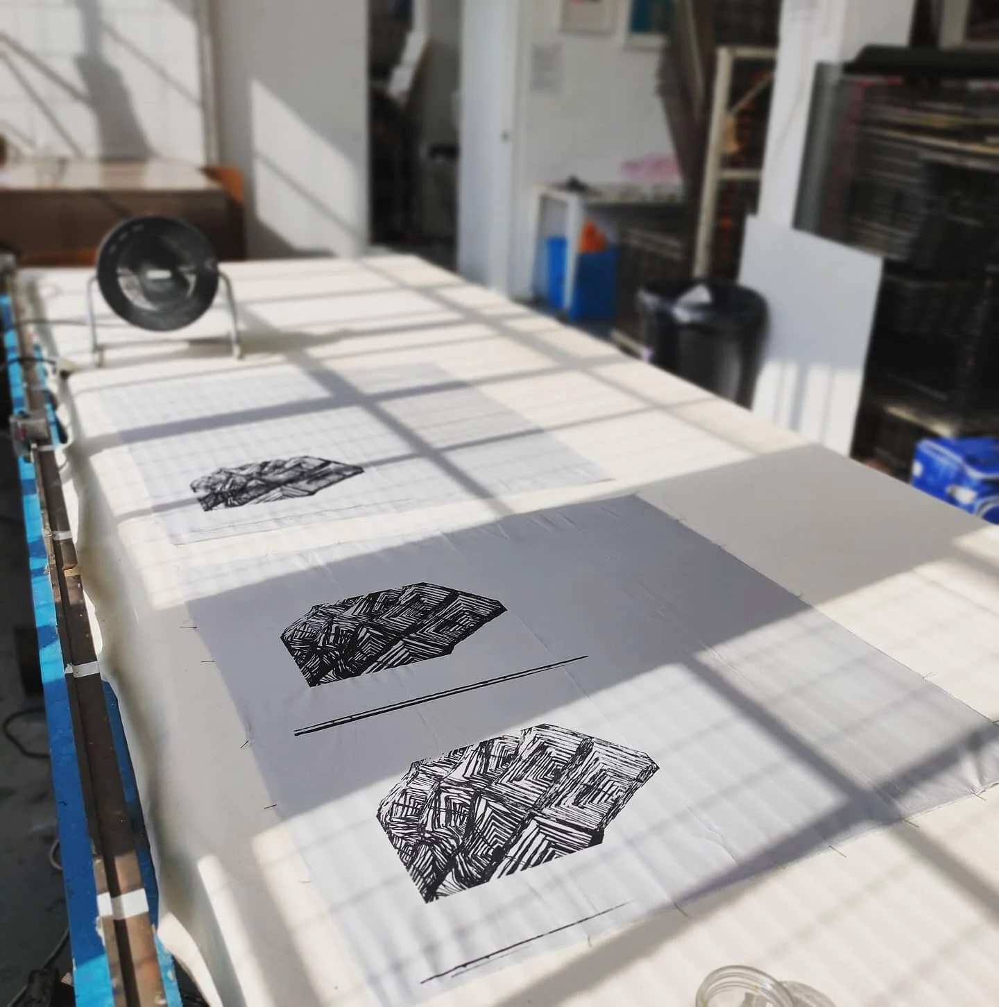 Working with digital pattern generation and the inclusion of hand processes in conversation with Lottozero

#screenprinting #craft #digitaldesign
#textile #blackandwhite #disruption #creativeeurope
#independantmaker
#textilelab #designmaker #lottozer