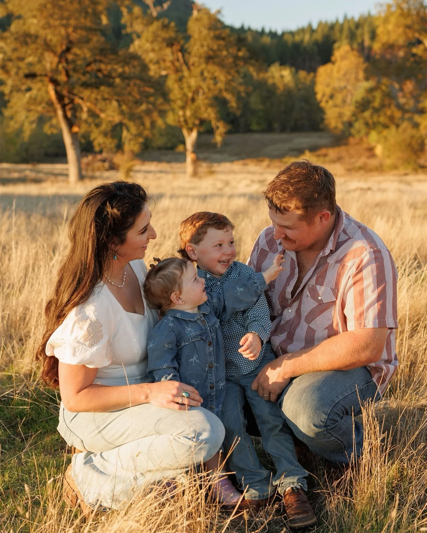 The absolute dreamiest place to raise their babies 🥺 is this a movie? 

#familyphotos #pnw #fall #roseburgoregonphotographer #familyphotographer