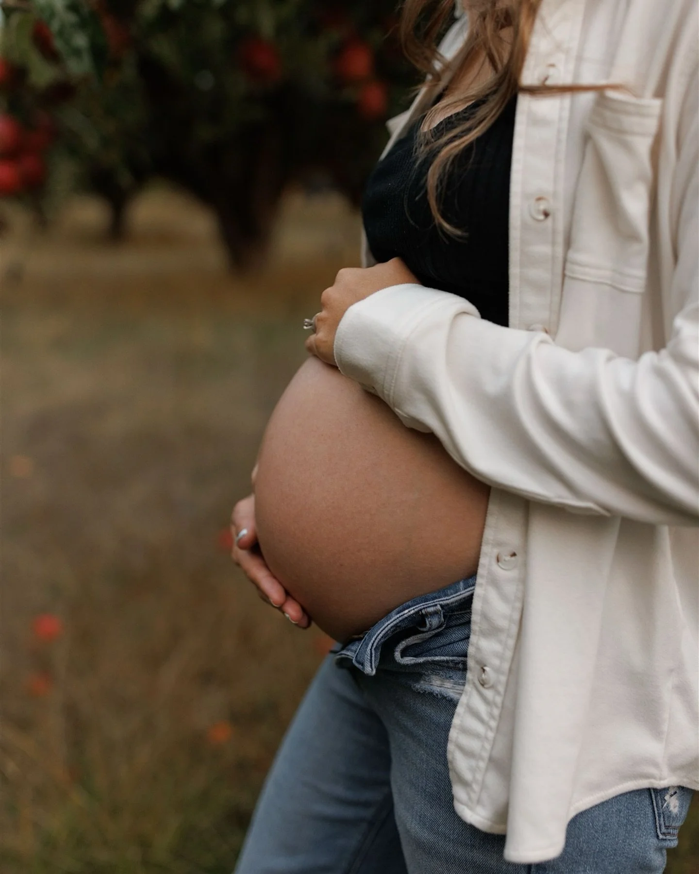 An overcast afternoon in an apple orchard, a cute baby bump, and a November baby coming soon 🍎 

#maternityphotoshoot #familyphotos #babybump #roseburgoregonphotographer #maternityphotos #familyof4