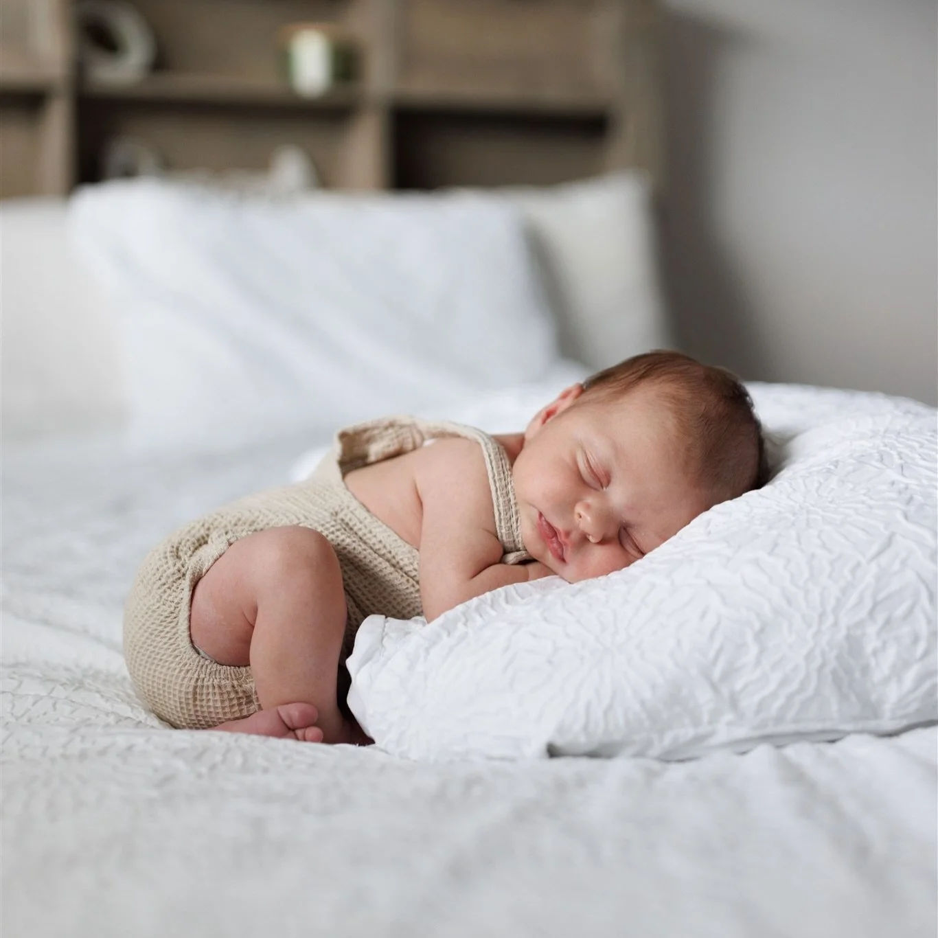 The newborn phase is a chaotic blur for most parents.. but somehow the photos always turn out so peaceful and sweet? 🥹 One of my favorite things to document ever, ever.