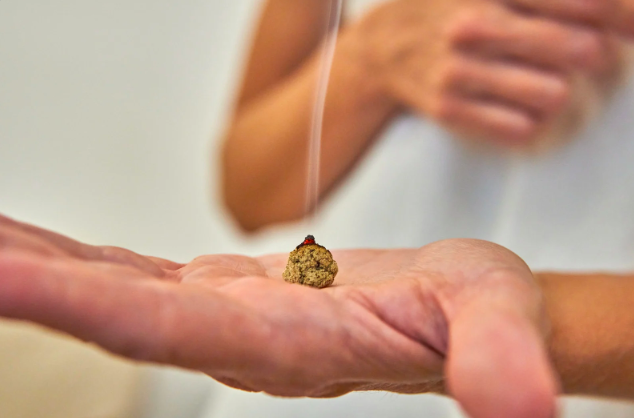 At-Home Moxa Tips (And When to See a Practitioner)