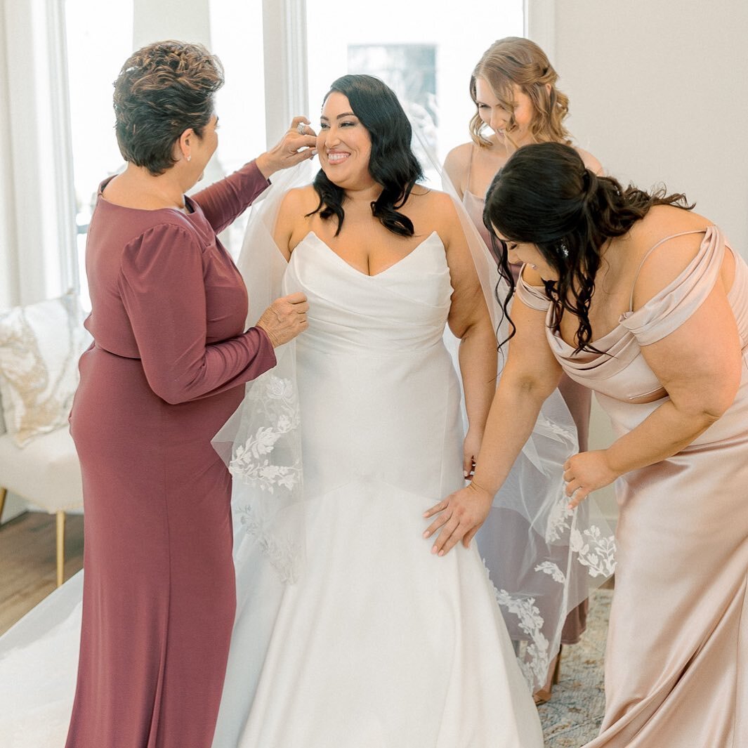 Nothing better than being surrounded by your best ladies 💞
Photoshoot with @krystalbalzerphoto @carinascottmakeup @bec72189 featuring our very own @ninarizz in @essenseofaustralia, her Mom in @macduggal &amp; besties in @jennyyoonyc 

#photoshoot #g