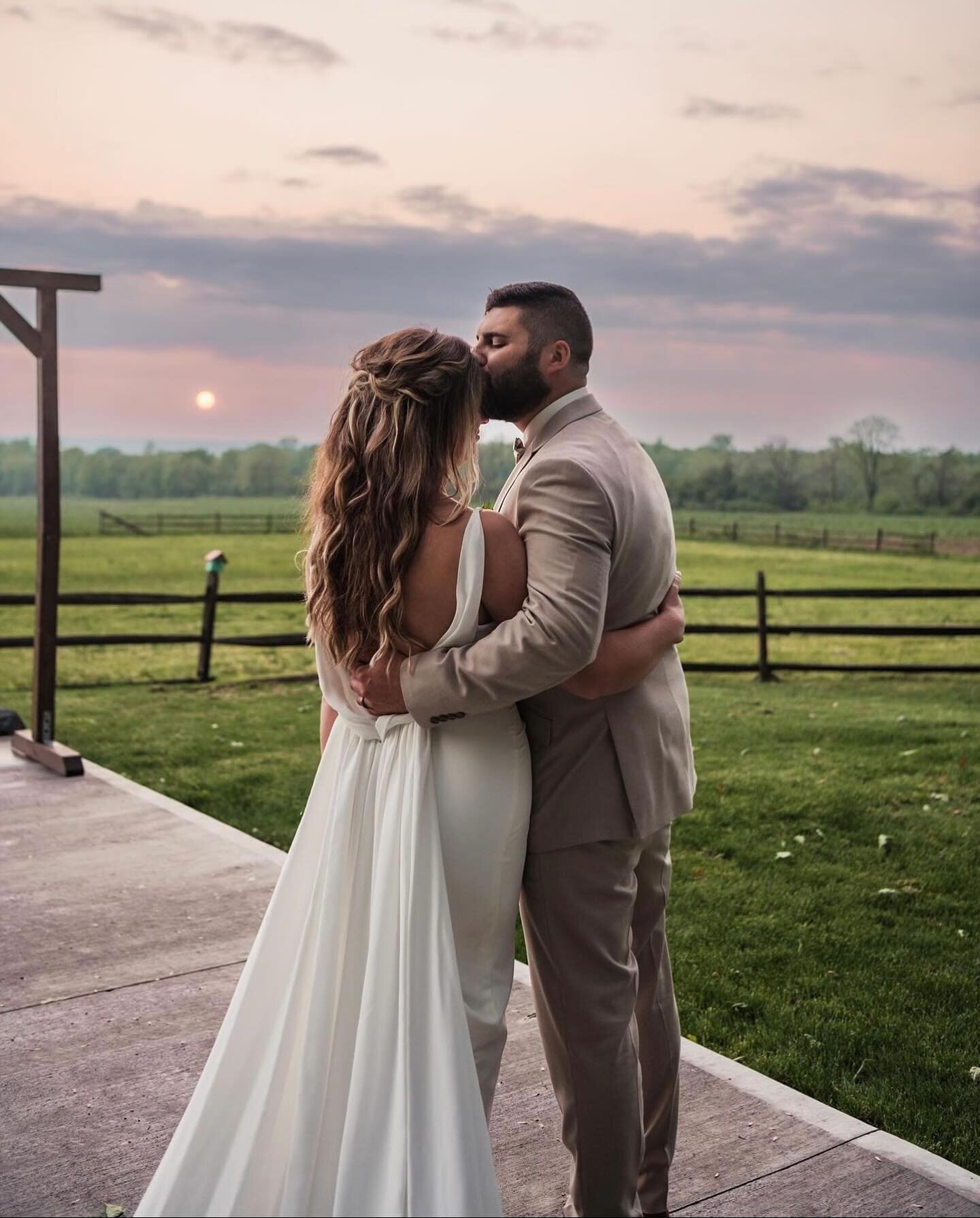 Golden hour☀️

@jill_studio 
@madewithlovebridal 
@rachaeldesantis.hair 
@_juliaglam_ 
@the_seneca_ridge 

#lilysaratoga #lilybride #weddingday #bride #madewithlove #mwlbride #mwlharry #cleanweddinggown