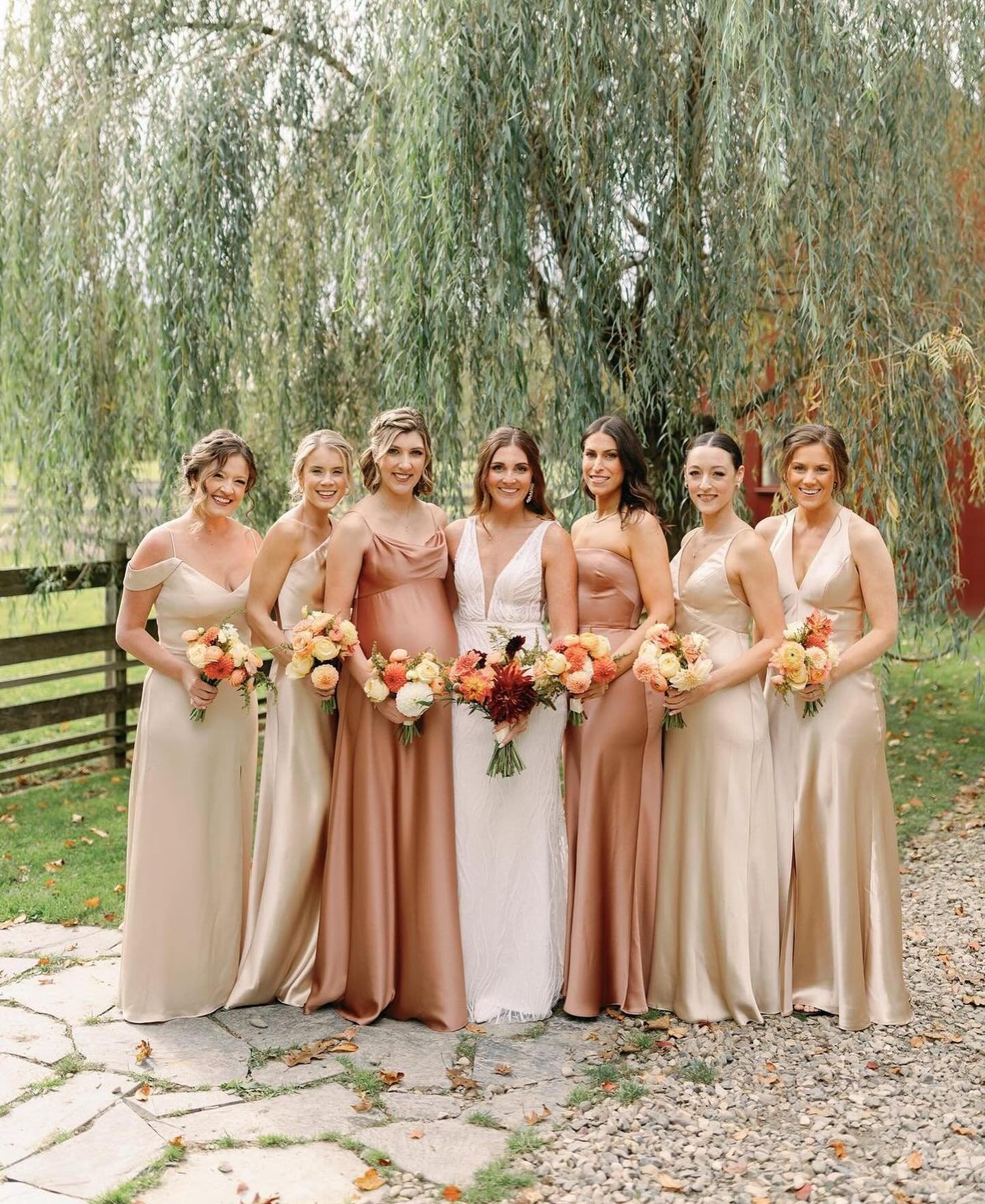 What&rsquo;s 3 blocks away and cute all over? 

Our sister shop @styledbylilysaratoga! If you&rsquo;re looking for bridesmaid dresses, mother of the bride/groom gowns, or formal wear&hellip; They&rsquo;re your shop! 

Bridesmaid Dresses: @styledbylil