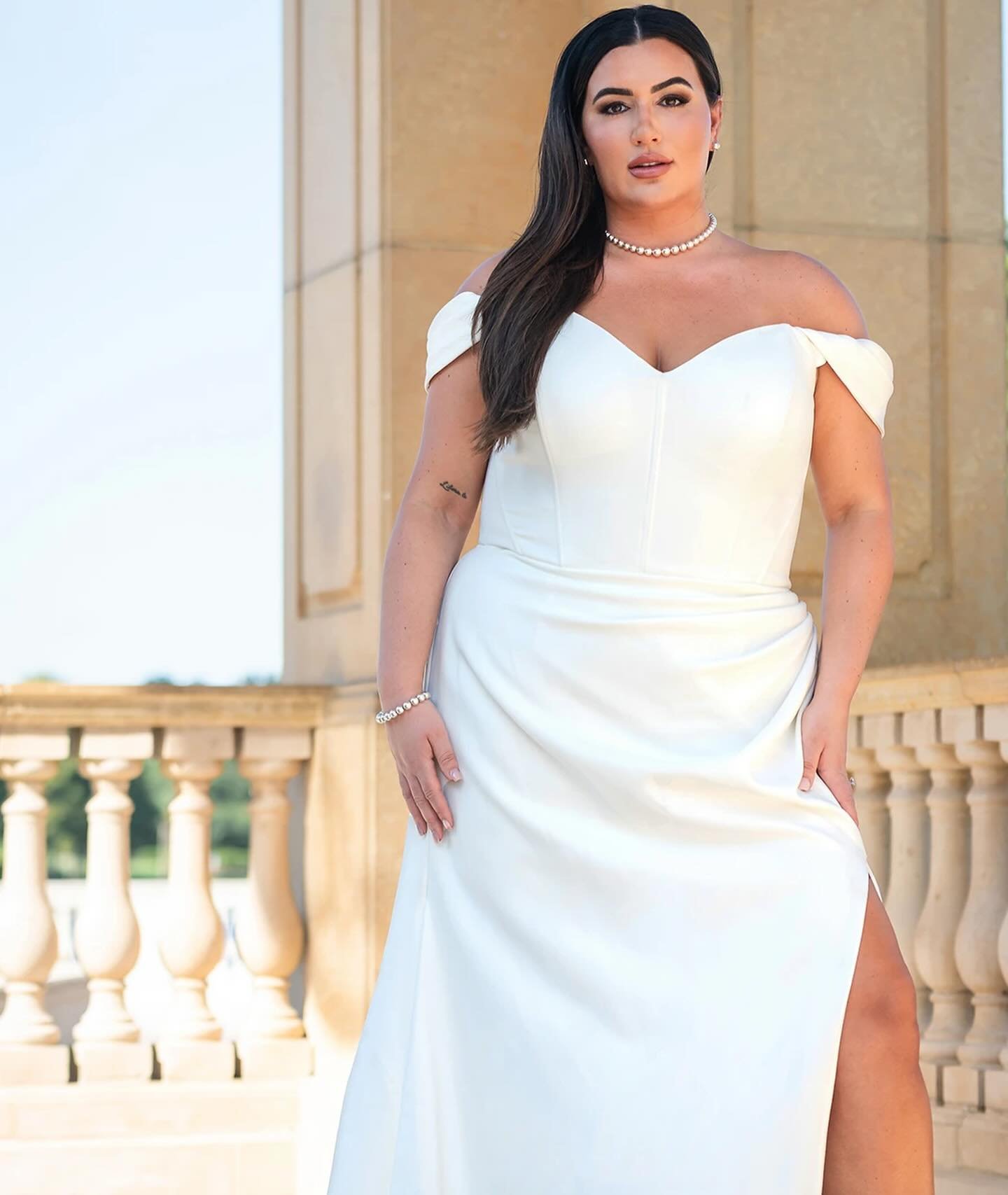 The perfect clean gown with a little bit of drama 💫

This gorgeous gown and other plus size @essenseofaustralia dresses will be 10% off during our EverBody/EveryBride Trunk Show 4/26-4/28. Appointments required!

#essenseofaustralia #plussizefashion