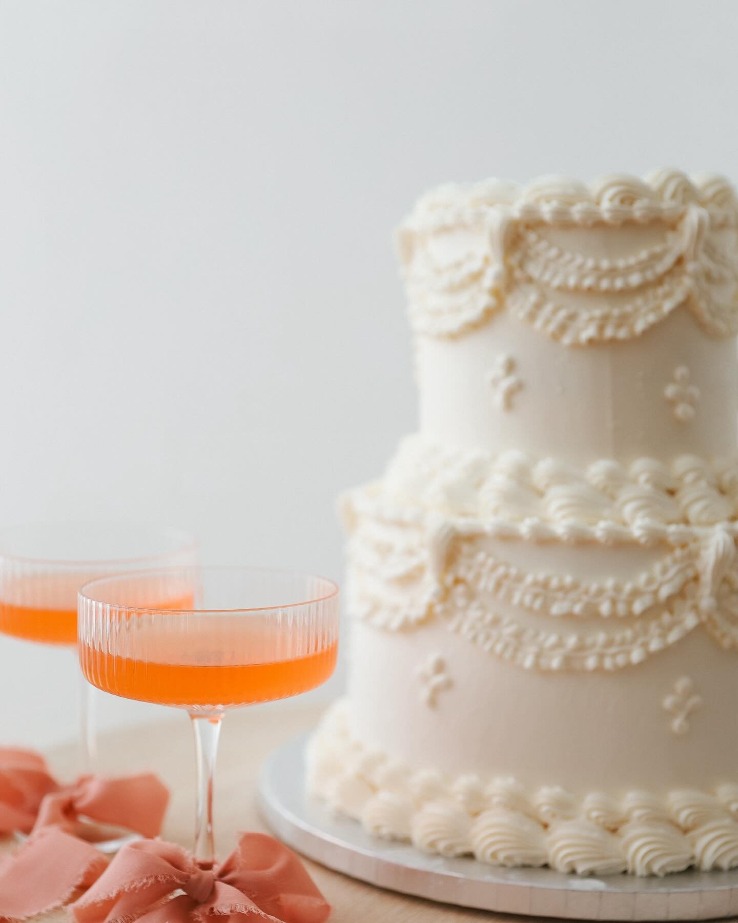 Cheers to forever 🥂 

@katiehawkins.co 
@courtlphoto
@flourchildbakeryny 
@ivyoaksdesign
@hairbydanastewart
@bridalhairbyamber
@thesuite.ny
@styledbylilysaratoga 

weddingdetails #weddingday #weddinginspo #wedding #weddingcake #weddingcakes #wedding