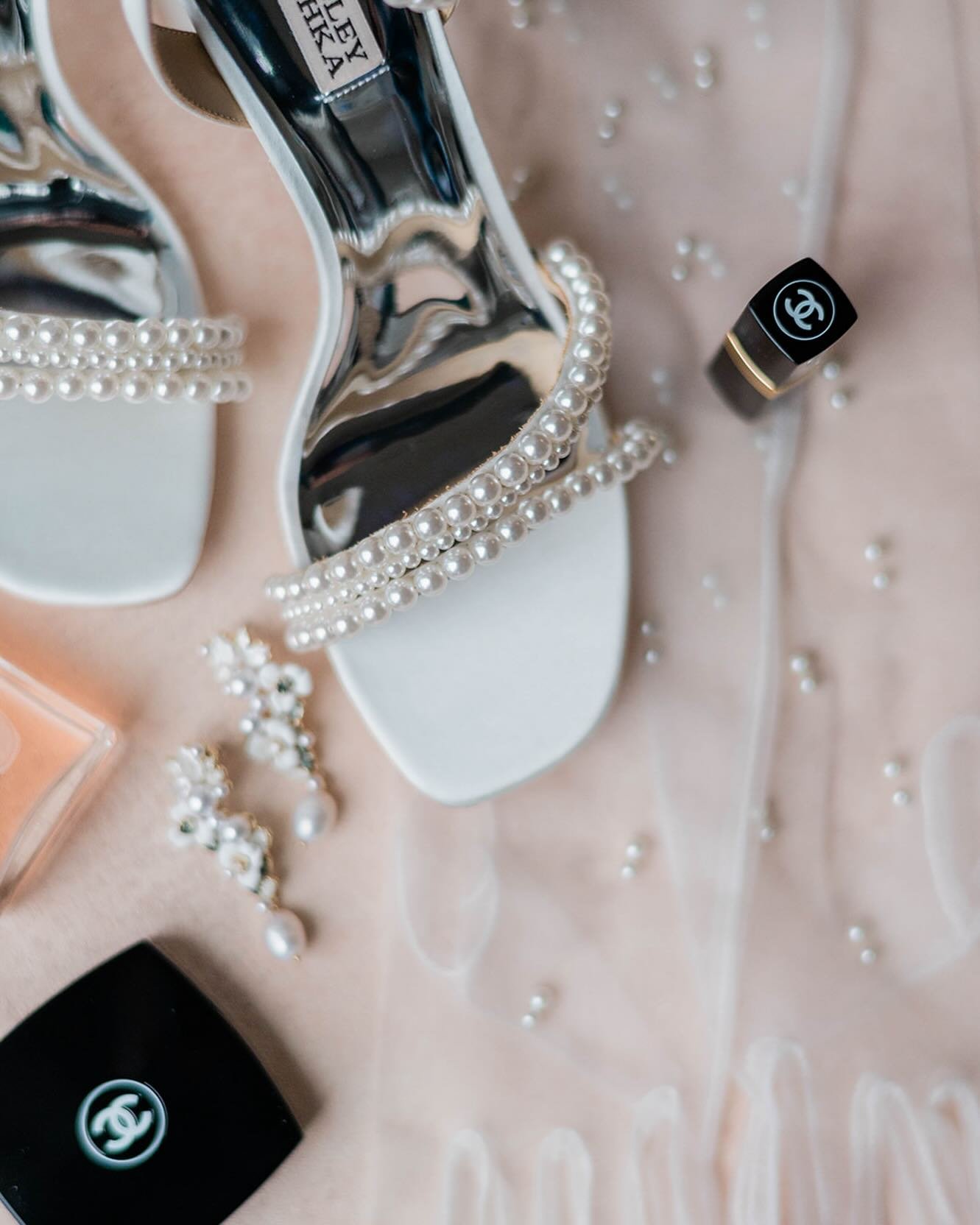 Pearls &amp; CHANEL&hellip; Always classic 

@badgleymischka shoes, @oliveandpiper earrings &amp; @untamedpetals pearl gloves 

Planning + Education: @kimtrangphoto / @maisiesnyderphoto
Design + Planning @elevatedeventsbysm
Venue: @wireeventcenter
Fl
