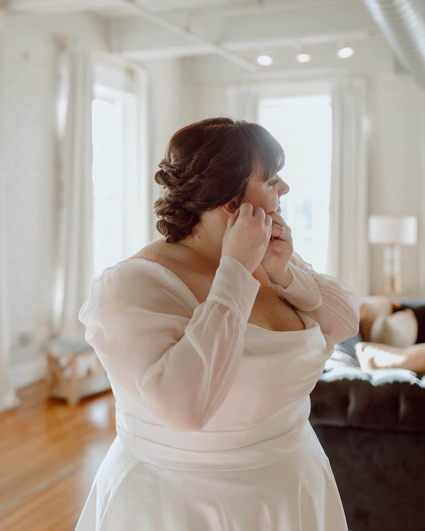 Sheer sleeve perfection 💫 We love when brides customize their dresses to create their own unique look! 

#lilybride Kelsey in Gracelyn by @jennyyoonyc with a custom sleeve created by @moscaalterations 

Photography: @Samantha.Ruth.Photography
Makeup