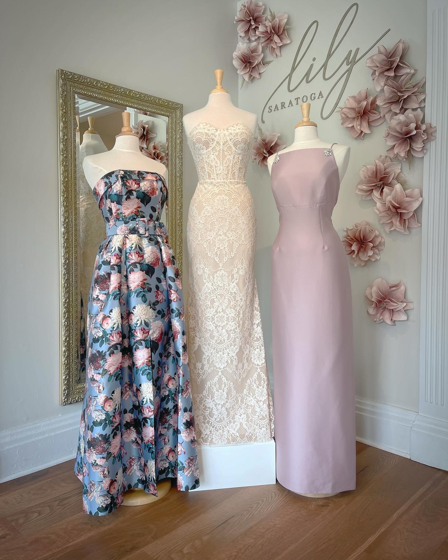 This one&rsquo;s for the moms 💐

This week&rsquo;s #windowwednesday features our oh so romantic new @madewithlovebridal &lsquo;Winnie&rsquo; in exclusive Sand colorway (she comes with sheer removable sleeves not pictured!) and two mother of the brid