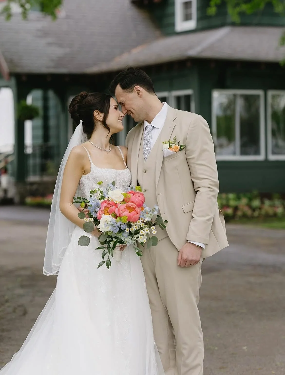 Hanging onto summer with the perfect pastel bouquet 

Congrats to the Spina&rsquo;s!

Photography: @syd_k_andrew
Florals: @surroundingsfloralstudio
Wedding Gown: @lilysaratoga @martinaliana
Tan: @saratoga.sun
Venue: @thelodgesaratoga
Alterations: @mo