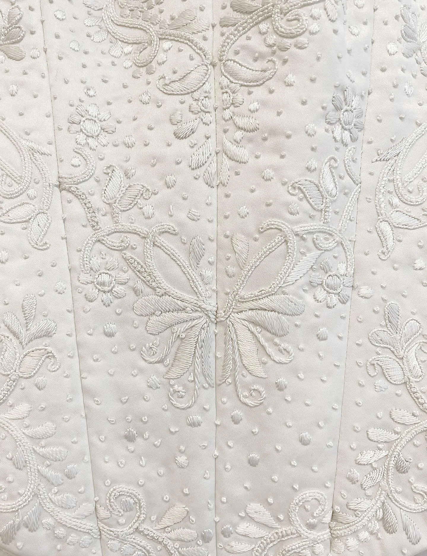 Gorgeous details on new arrival Amelie from @enauranewyork

#weddingday #weddingdress #weddinggown #bridetobe #weddinginspo #realwedding #bestdog #dogsatweddings #dogofhonor #bestdayever #weddinginspo #upstatenywedding