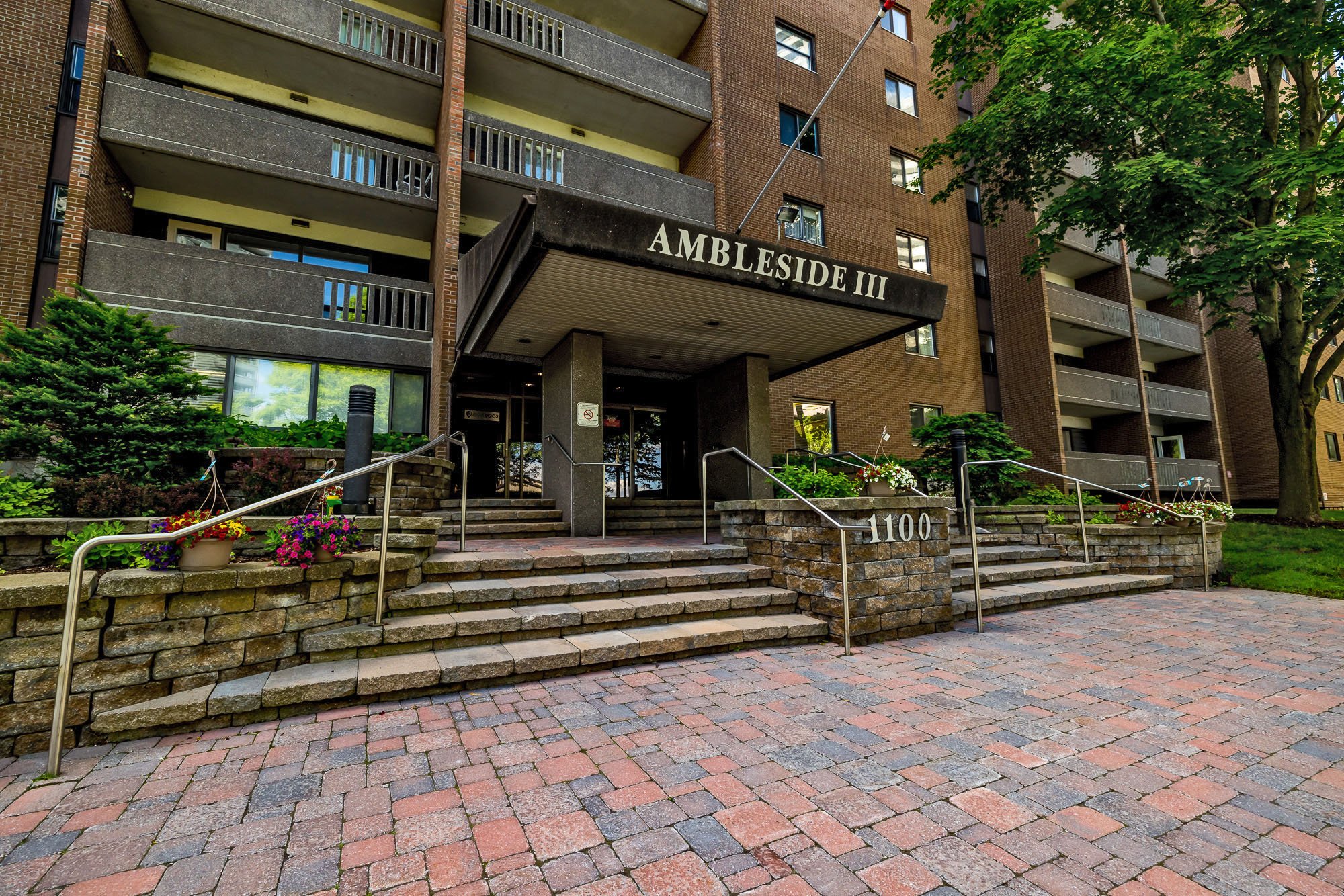 1100 Ambleside 414__416.jpg