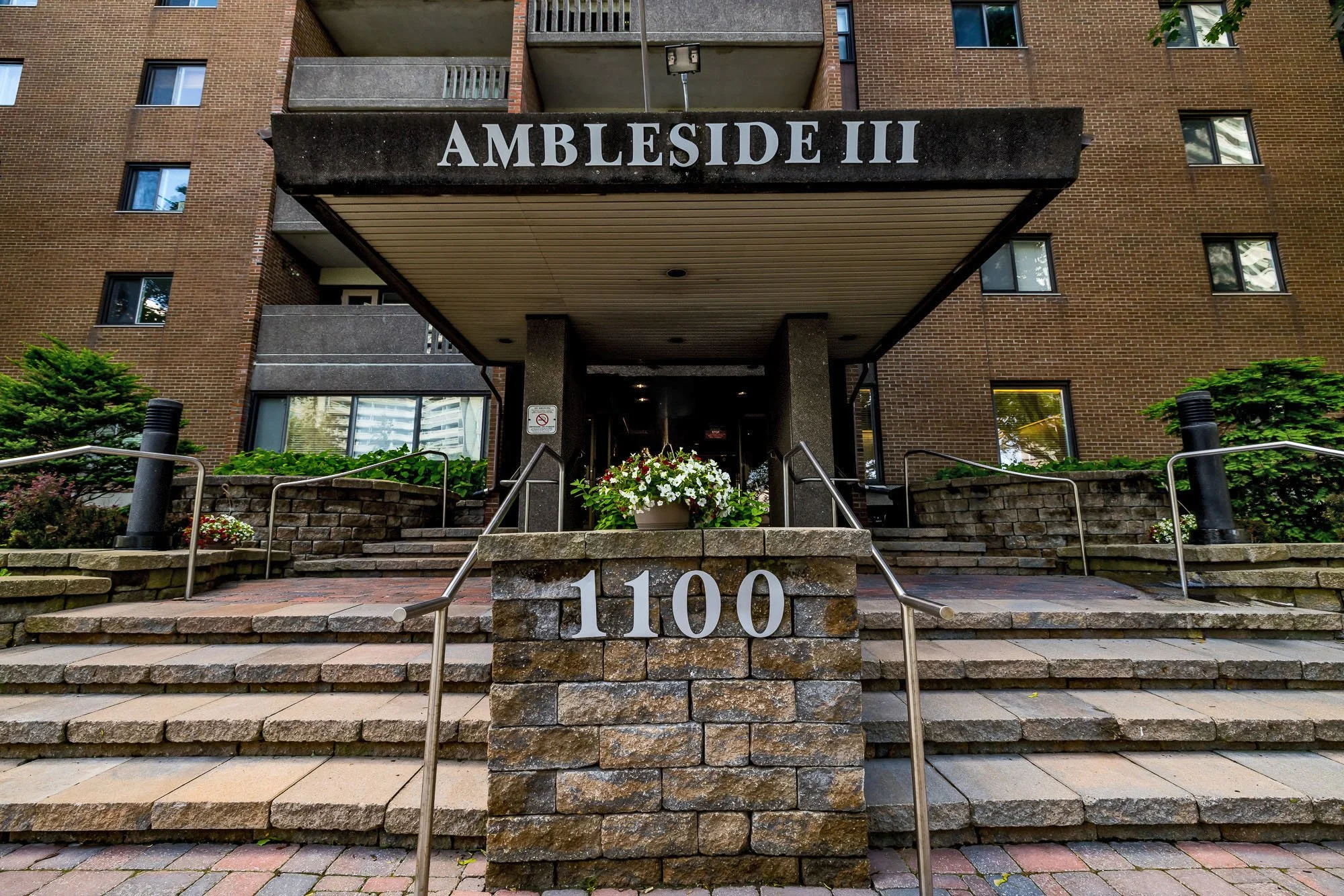 1100 Ambleside 414__417.jpg
